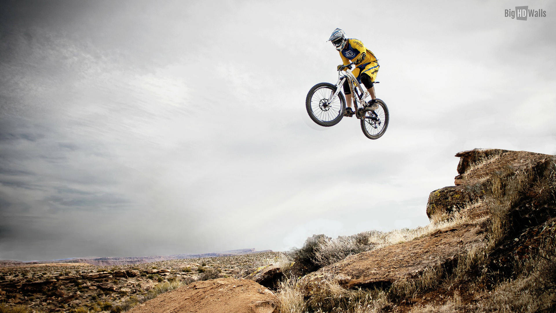 mountain biker, yellow jersey, rocky desert canyon, Full HD Desktop Wallpaper