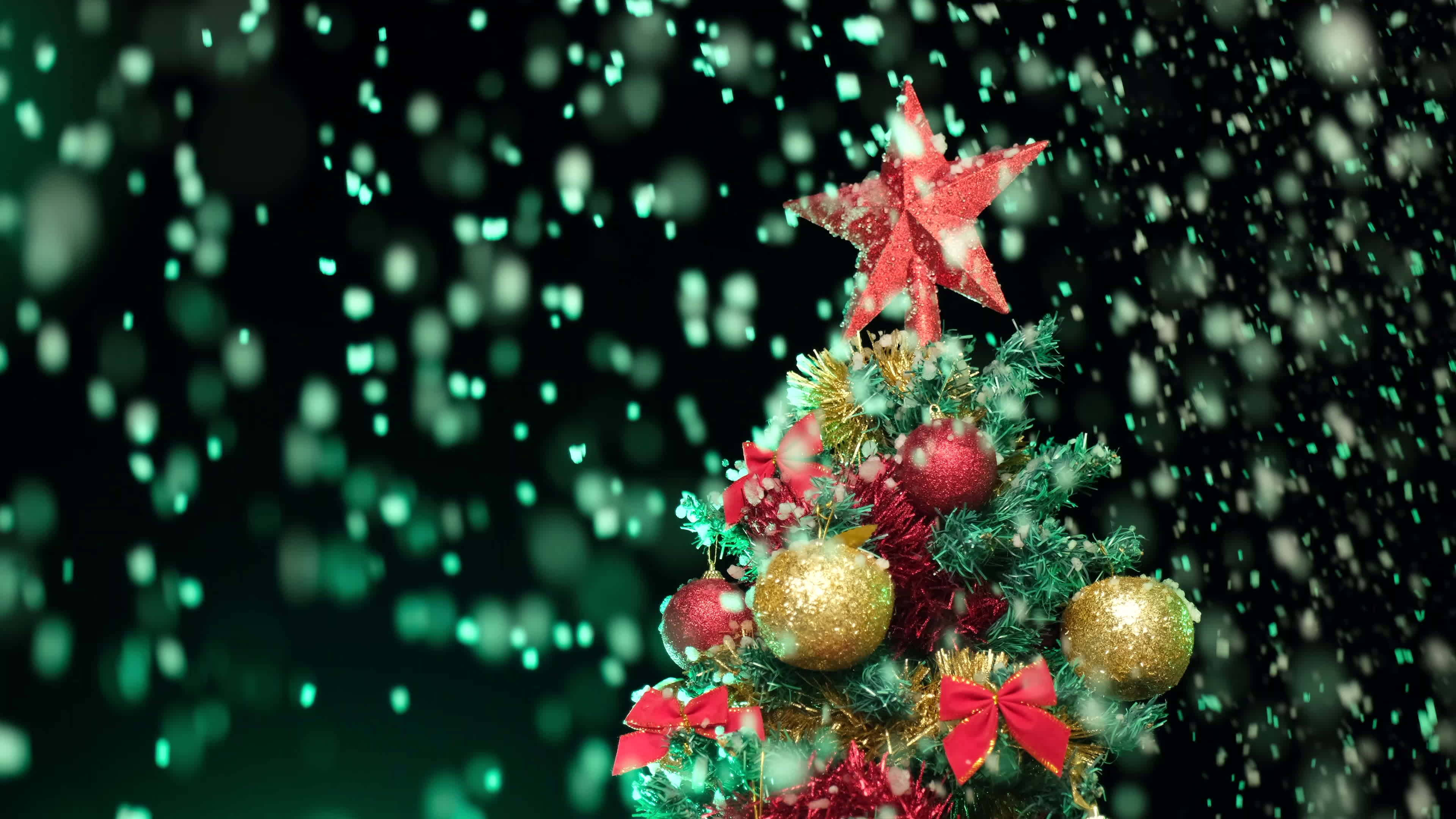 Christmas tree, red gold bows, glittering ornaments, 4K Desktop Wallpaper