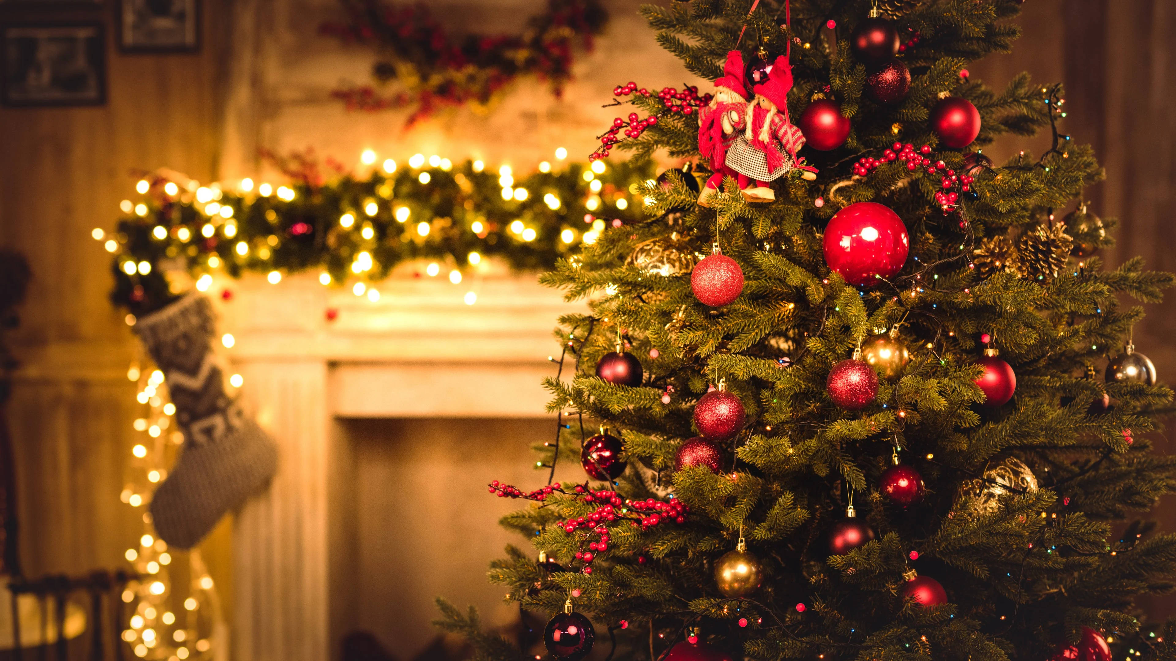 Christmas tree, red ornaments, gold accents, 4K Desktop Wallpaper