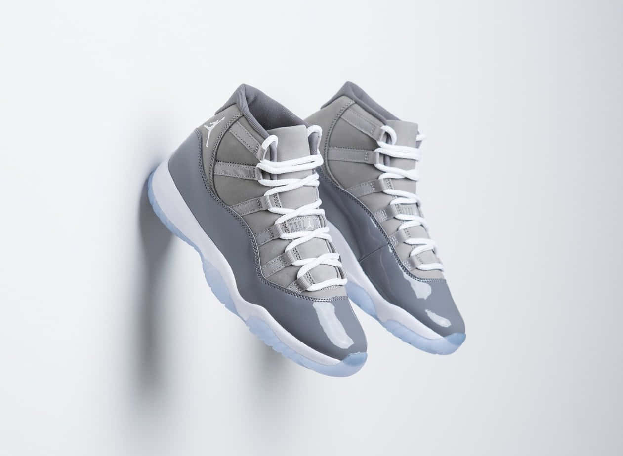 Cool Gray, gray high-top sneakers, white laces, SD Desktop Wallpaper