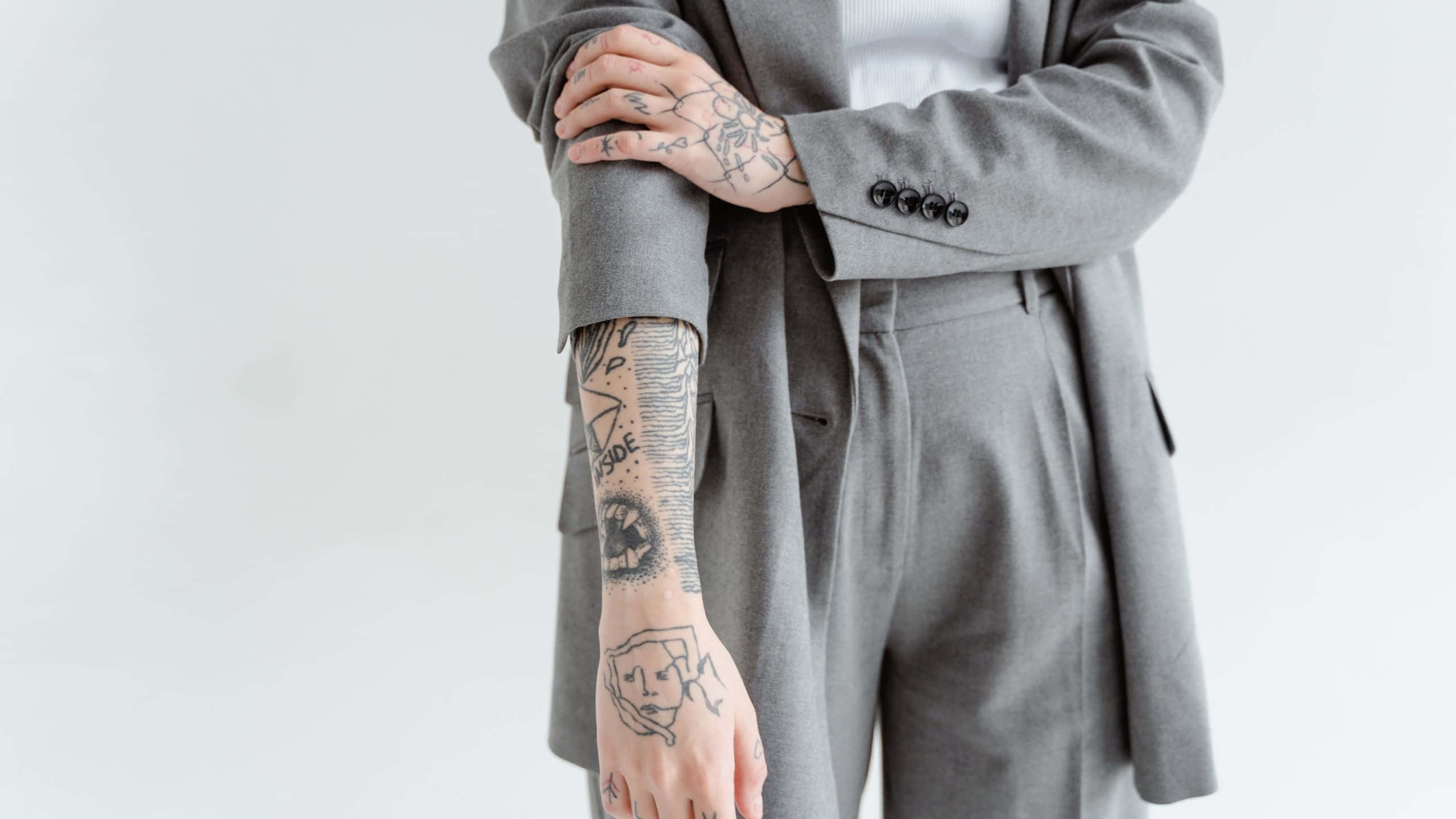 cool gray, gray suit, black tattoos, 2K Desktop Wallpaper
