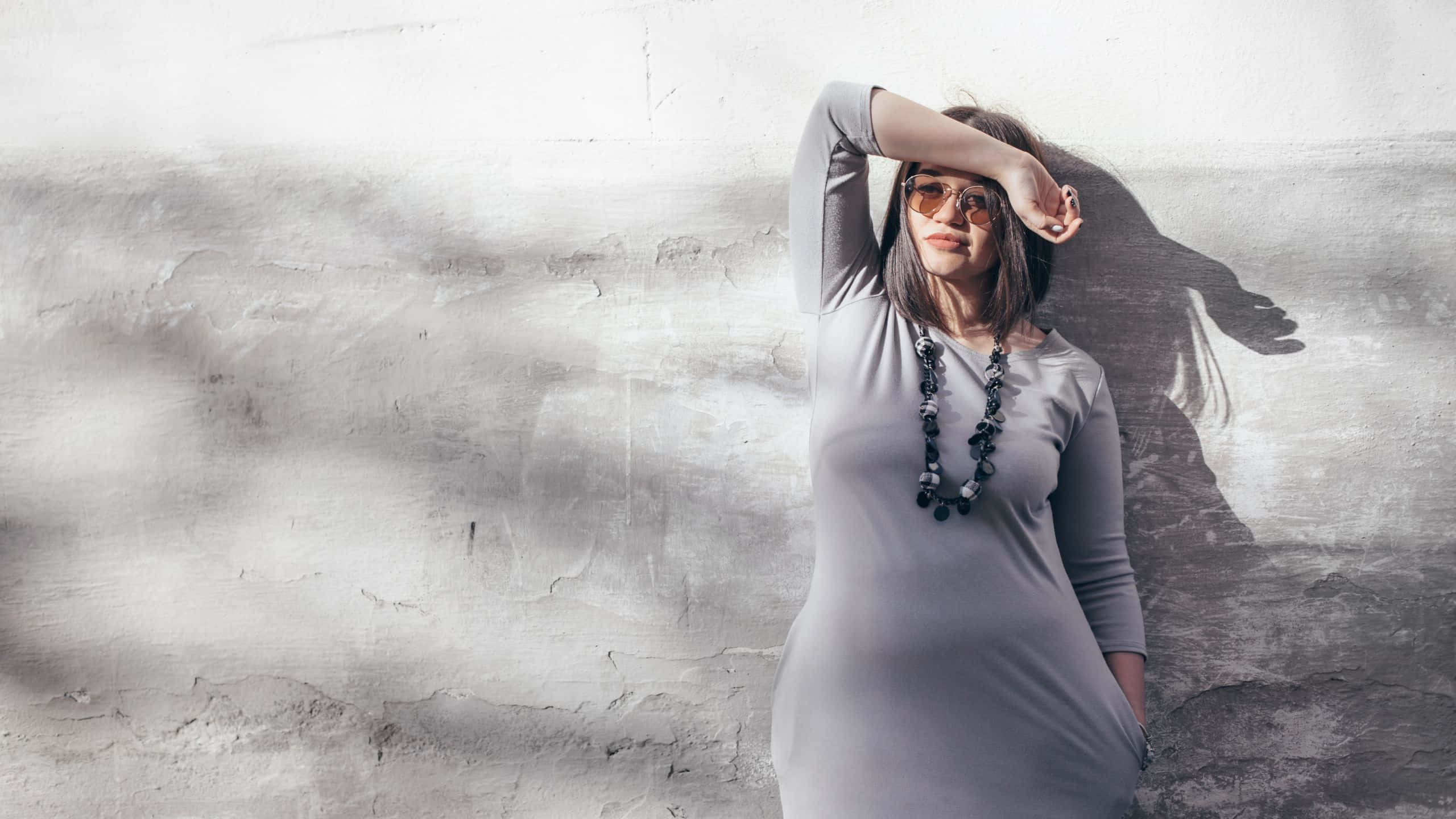 gray dress, sunglasses, textured concrete wall, 2K Desktop Wallpaper