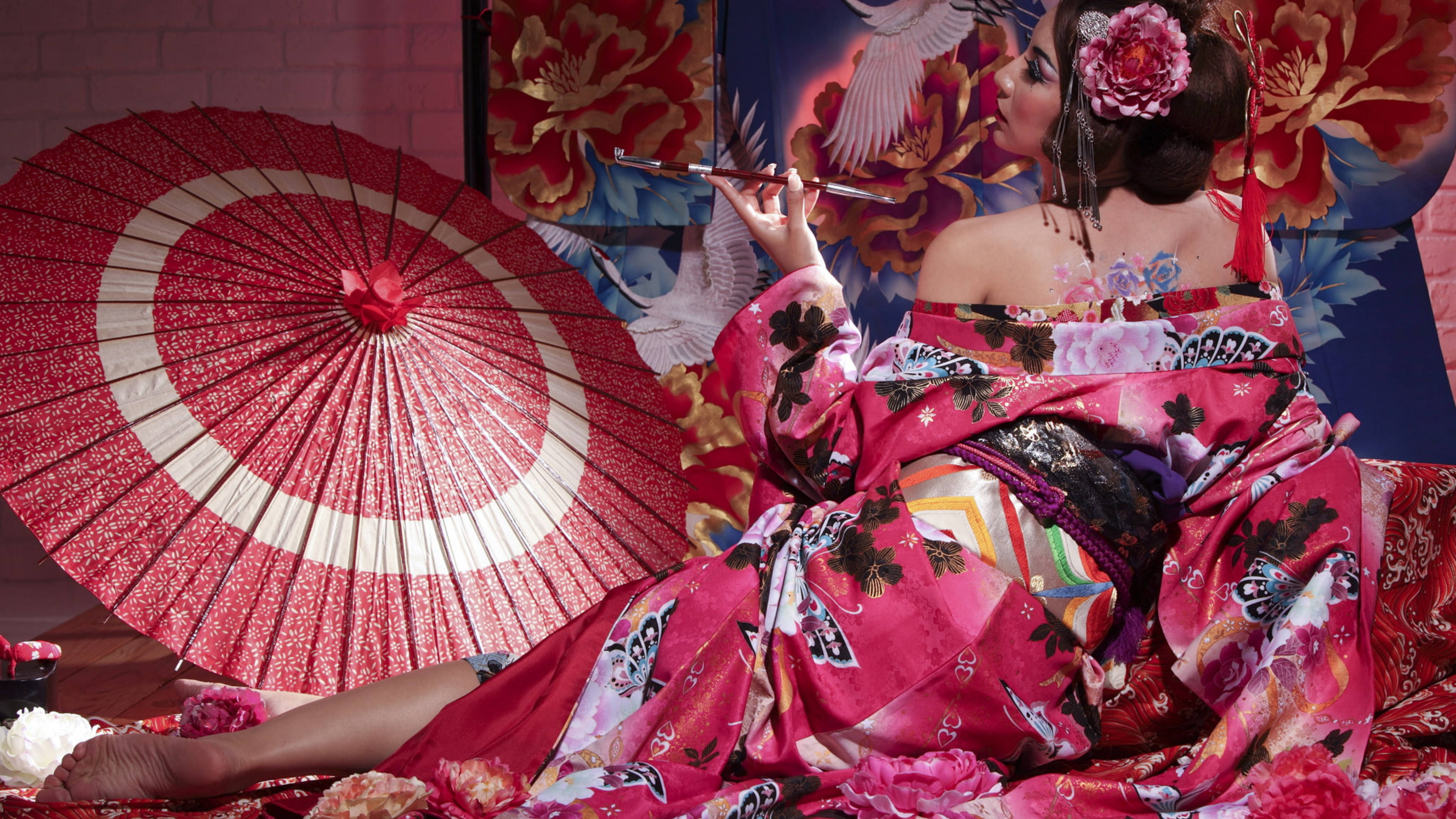 geisha, vibrant pink kimono, floral patterns, 4K Desktop Wallpaper