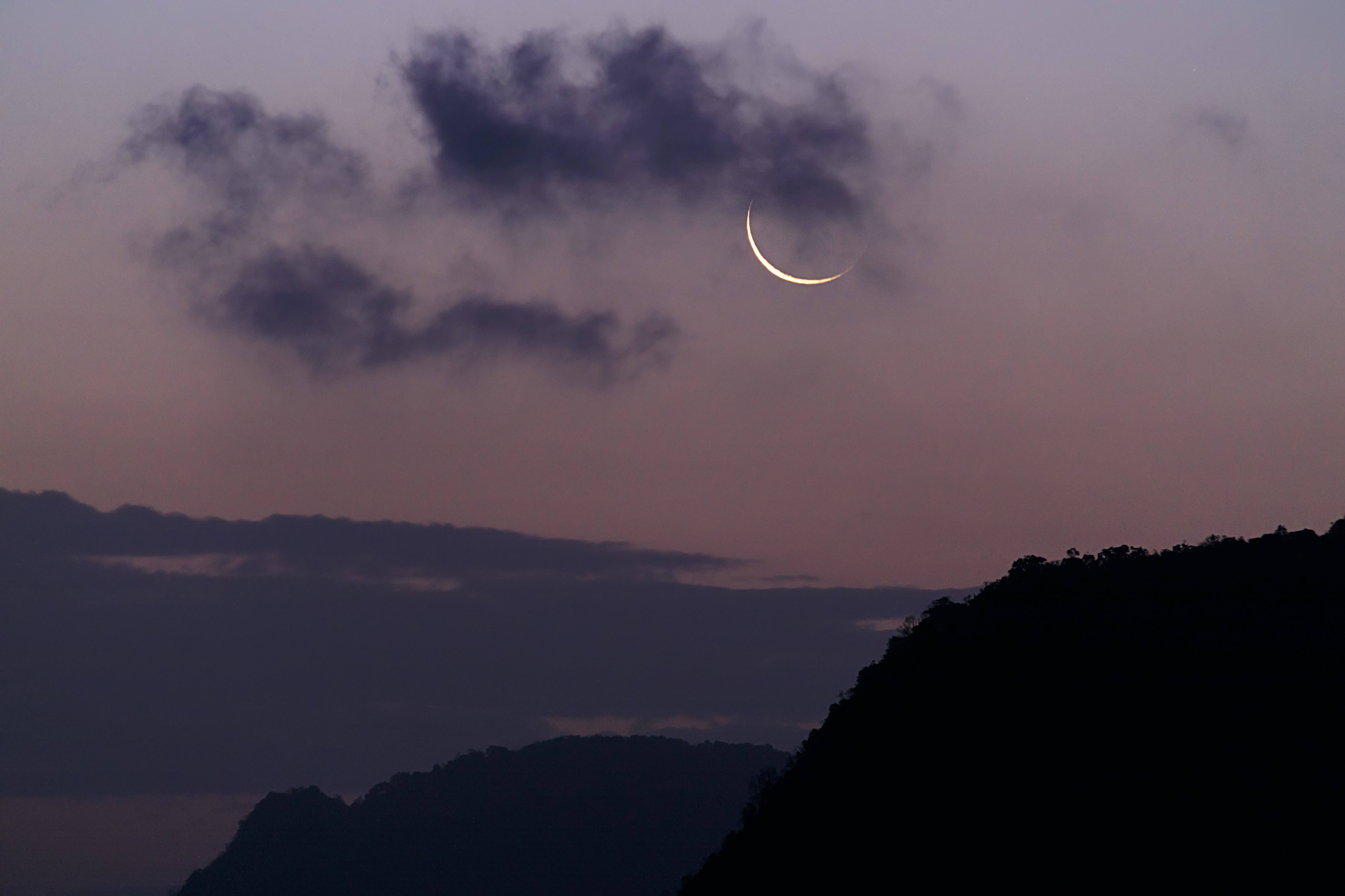waning crescent moon, dusky purple sky, dark silhouetted mountains, 5K Desktop Wallpaper