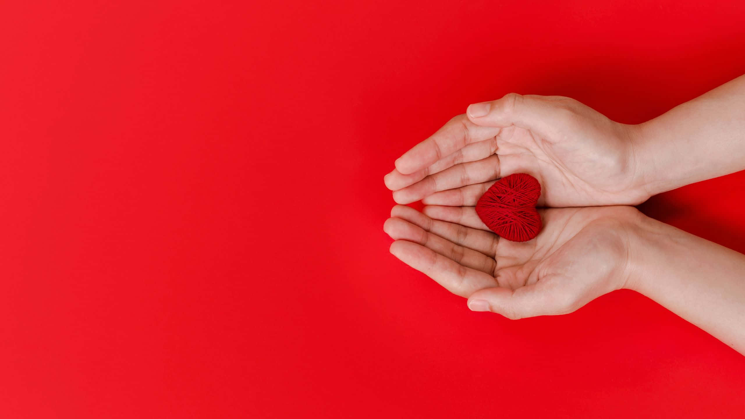red yarn heart, solid red background, Vibrant Red PC Setup, 2K Desktop Wallpaper
