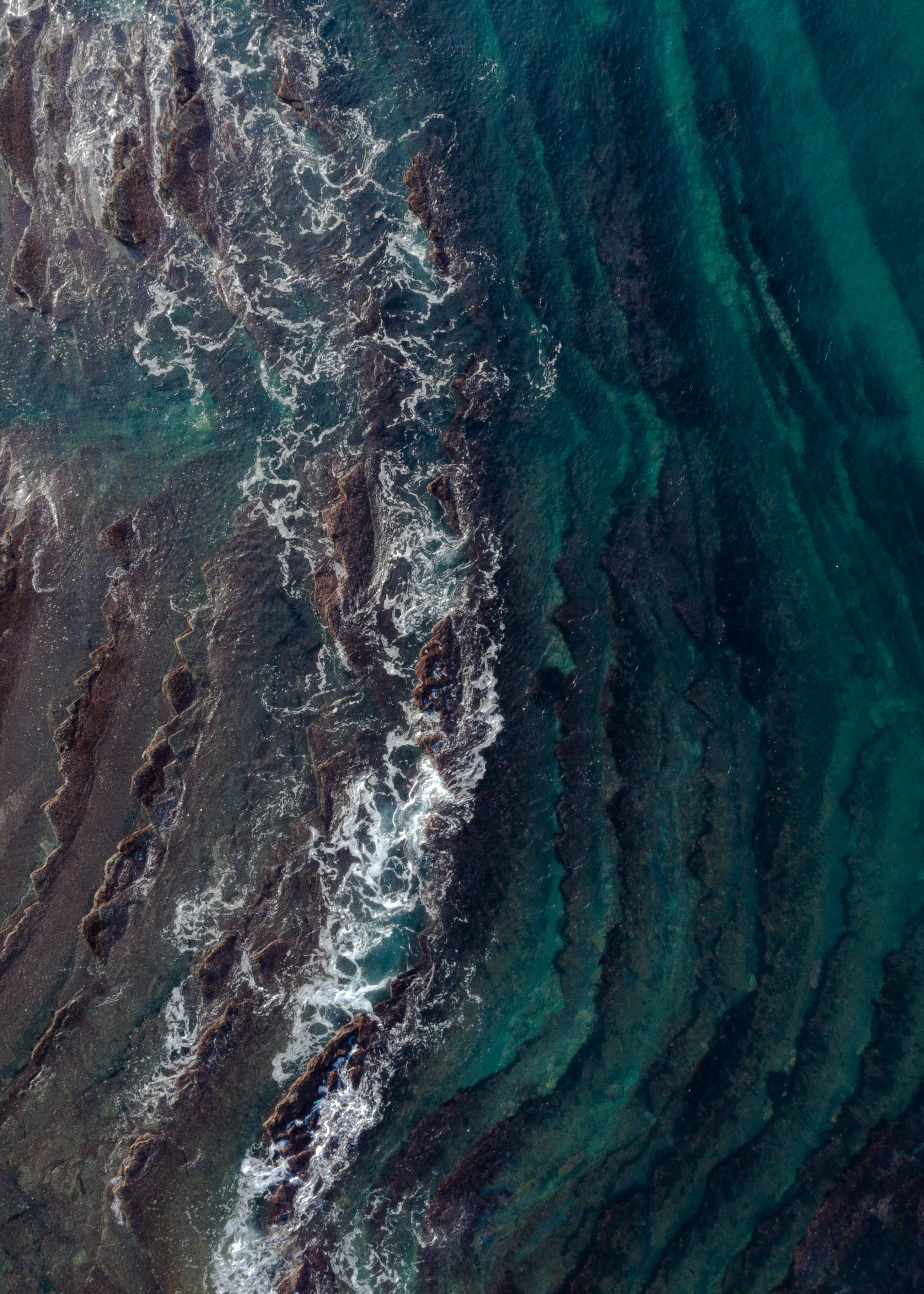 Cool Phone Sea, turquoise waves, dark textured rocks, 2K Phone Wallpaper
