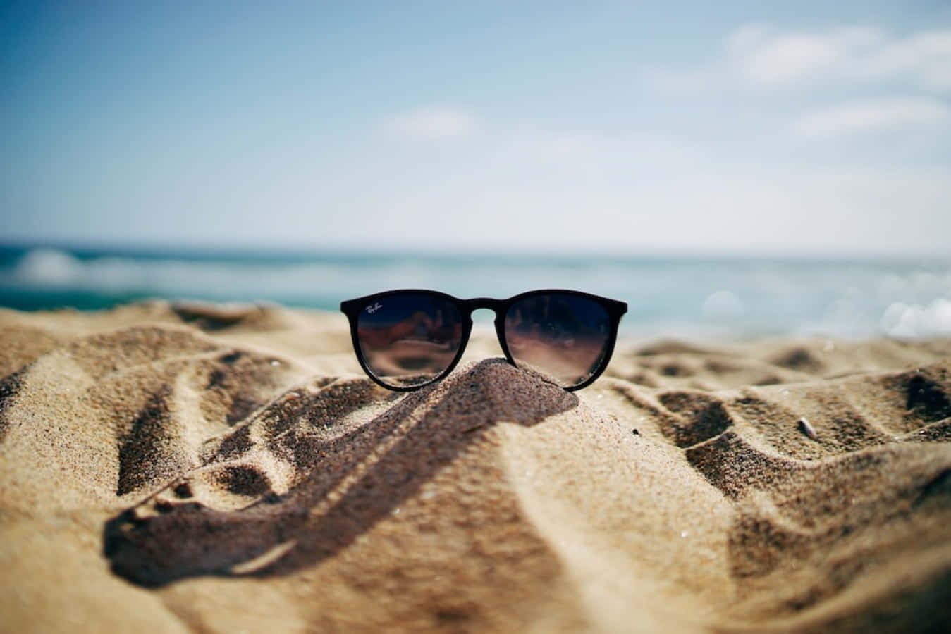 black sunglasses, textured sand, ocean, HD Desktop Wallpaper