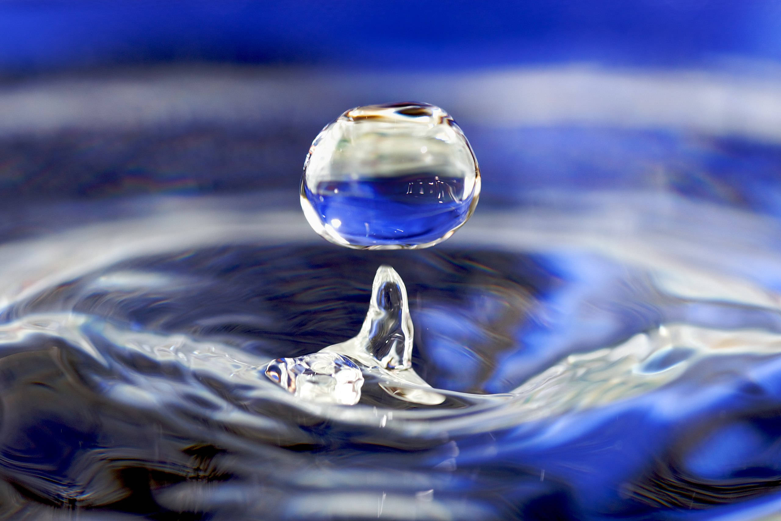 3D water, blue background, water droplet, 2K Desktop Wallpaper