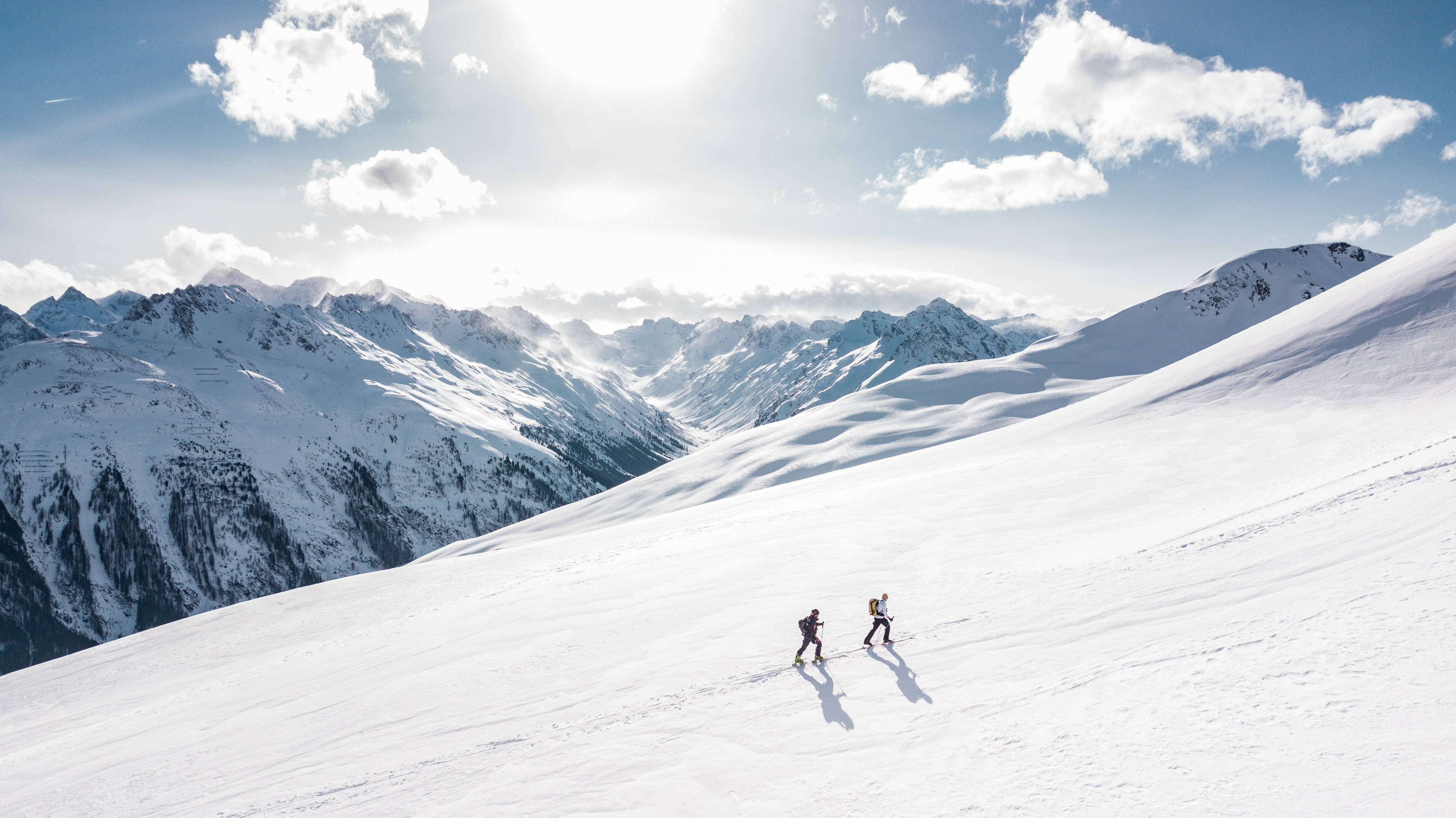 mountaineers, snowy mountain slope, bright sun, 4K Desktop Wallpaper