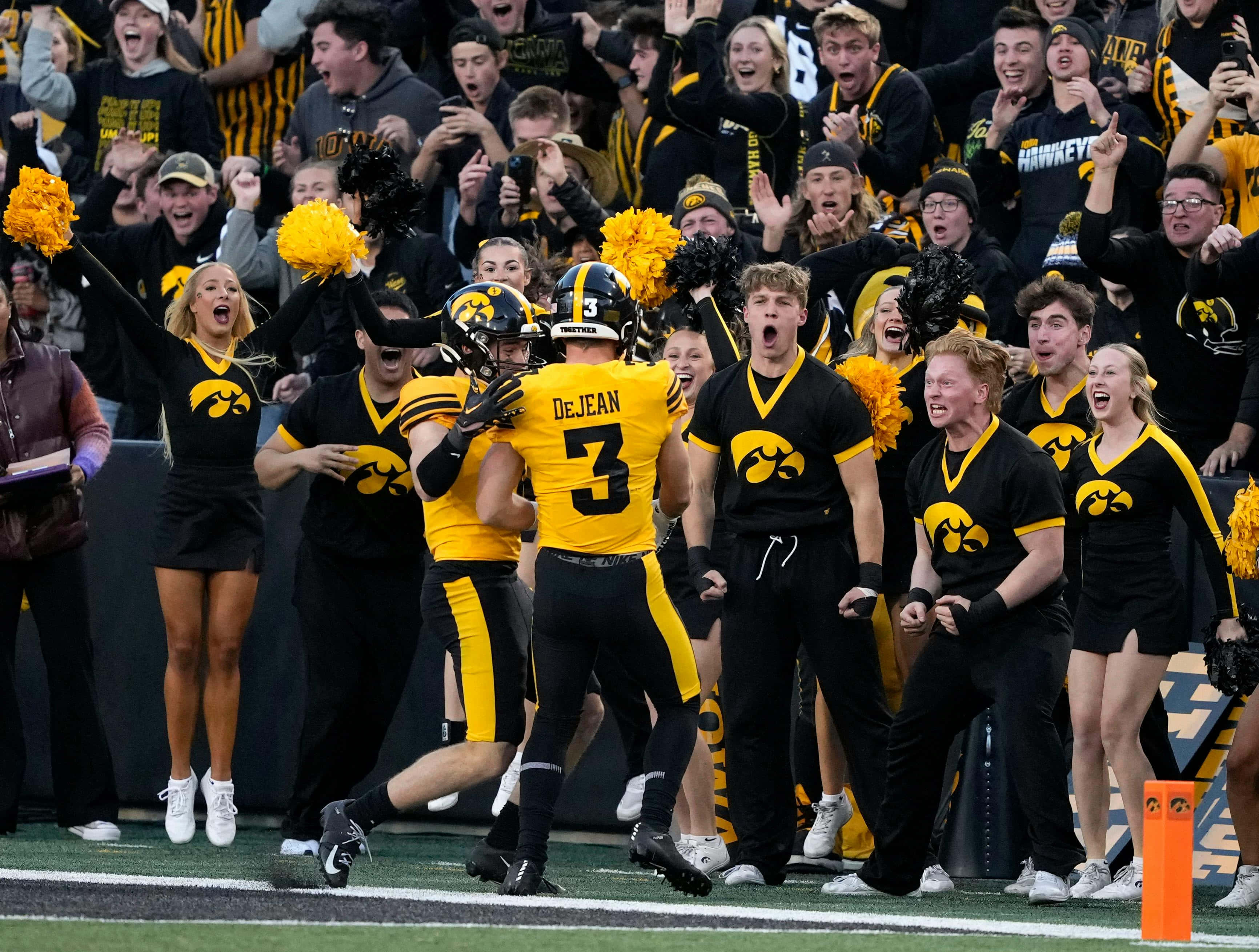 Cooper Dejean, Iowa football player, black and yellow uniforms, 2K Desktop Wallpaper