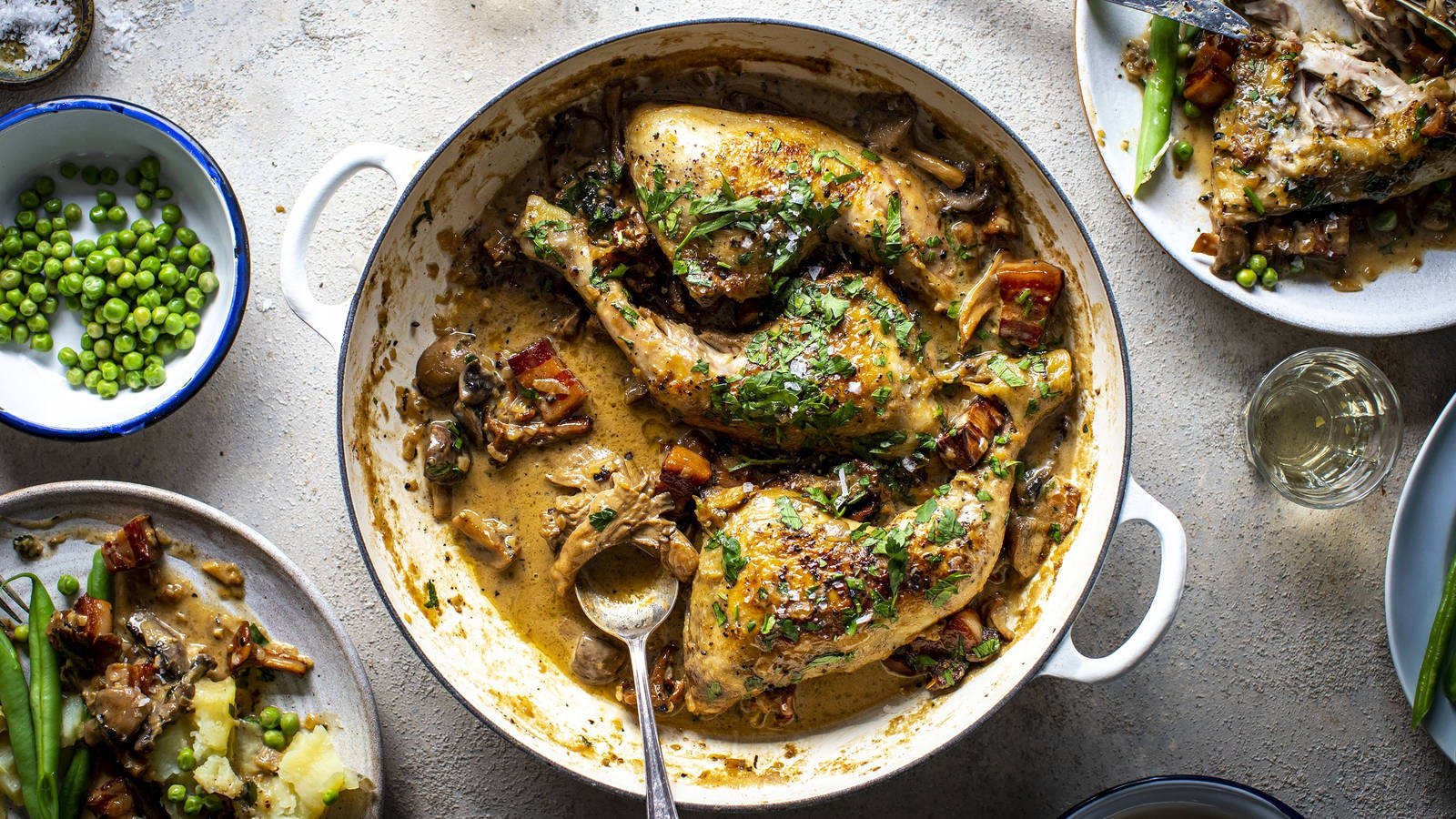 Coq Au Vin, white enamel pan, mushrooms, HD Desktop Wallpaper