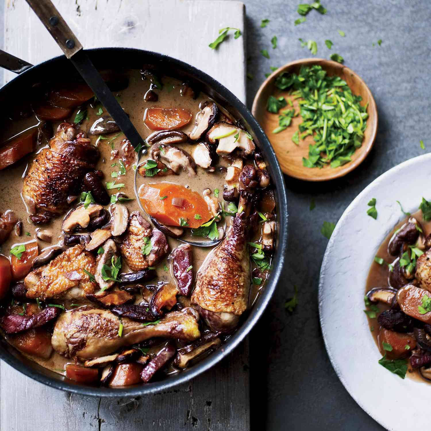 Coq Au Vin, cast iron pan, mushrooms, HD Desktop Wallpaper