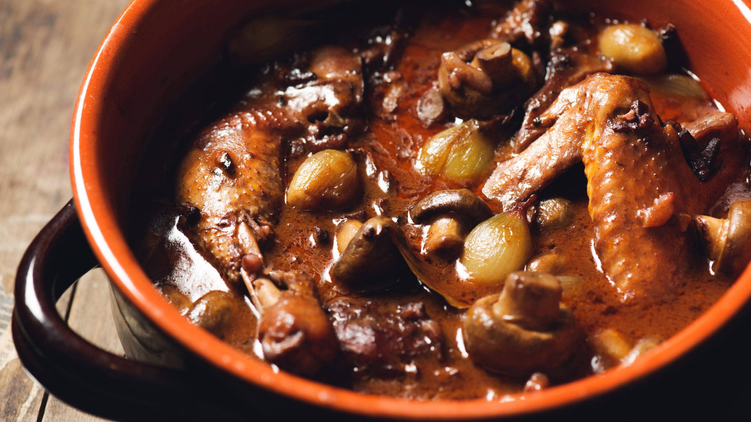 Coq Au Vin, French chicken stew, rustic orange ceramic pot, 2K Desktop Wallpaper