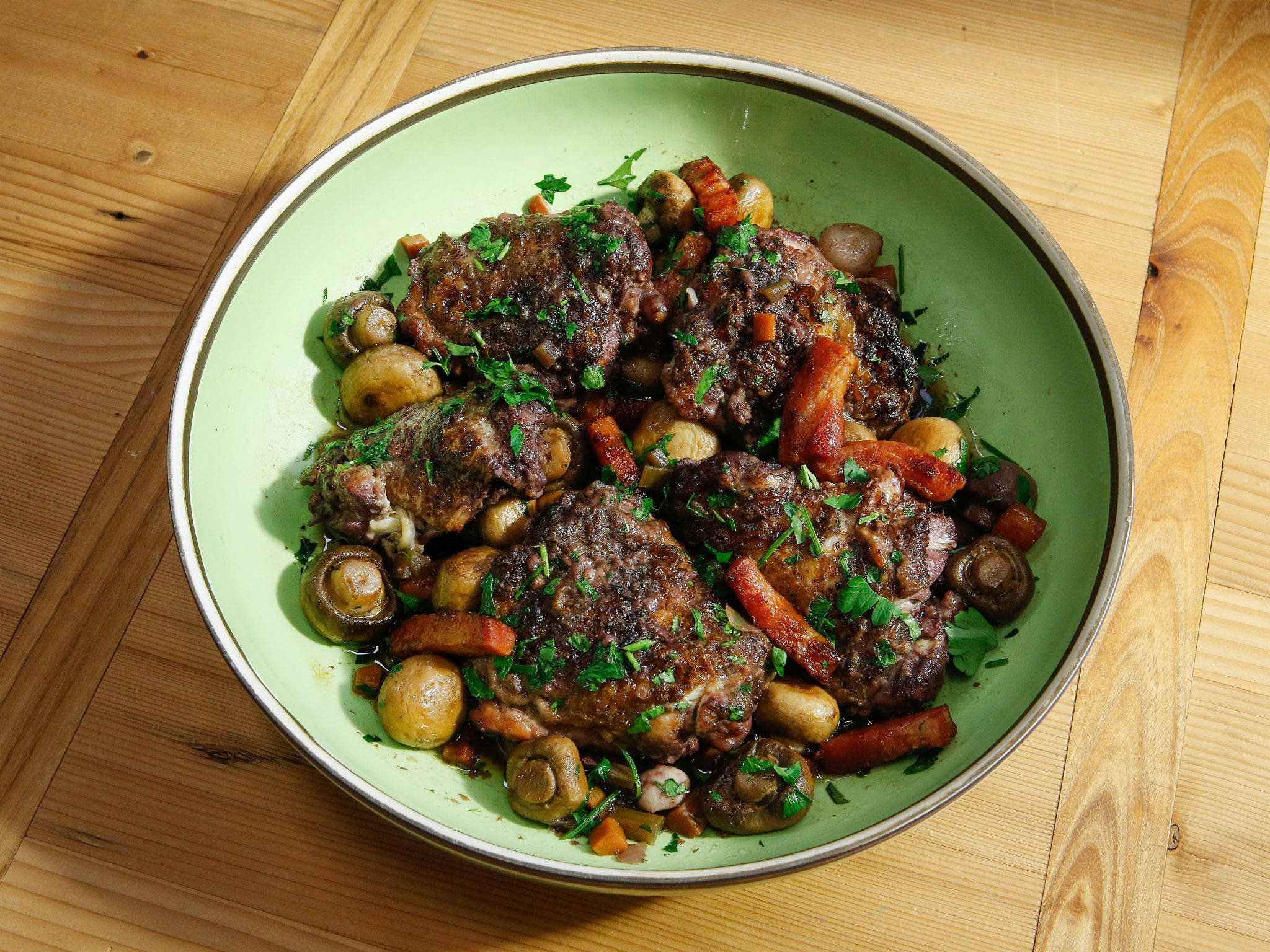 Coq Au Vin, green round plate, braised chicken thighs, Full HD Desktop Wallpaper