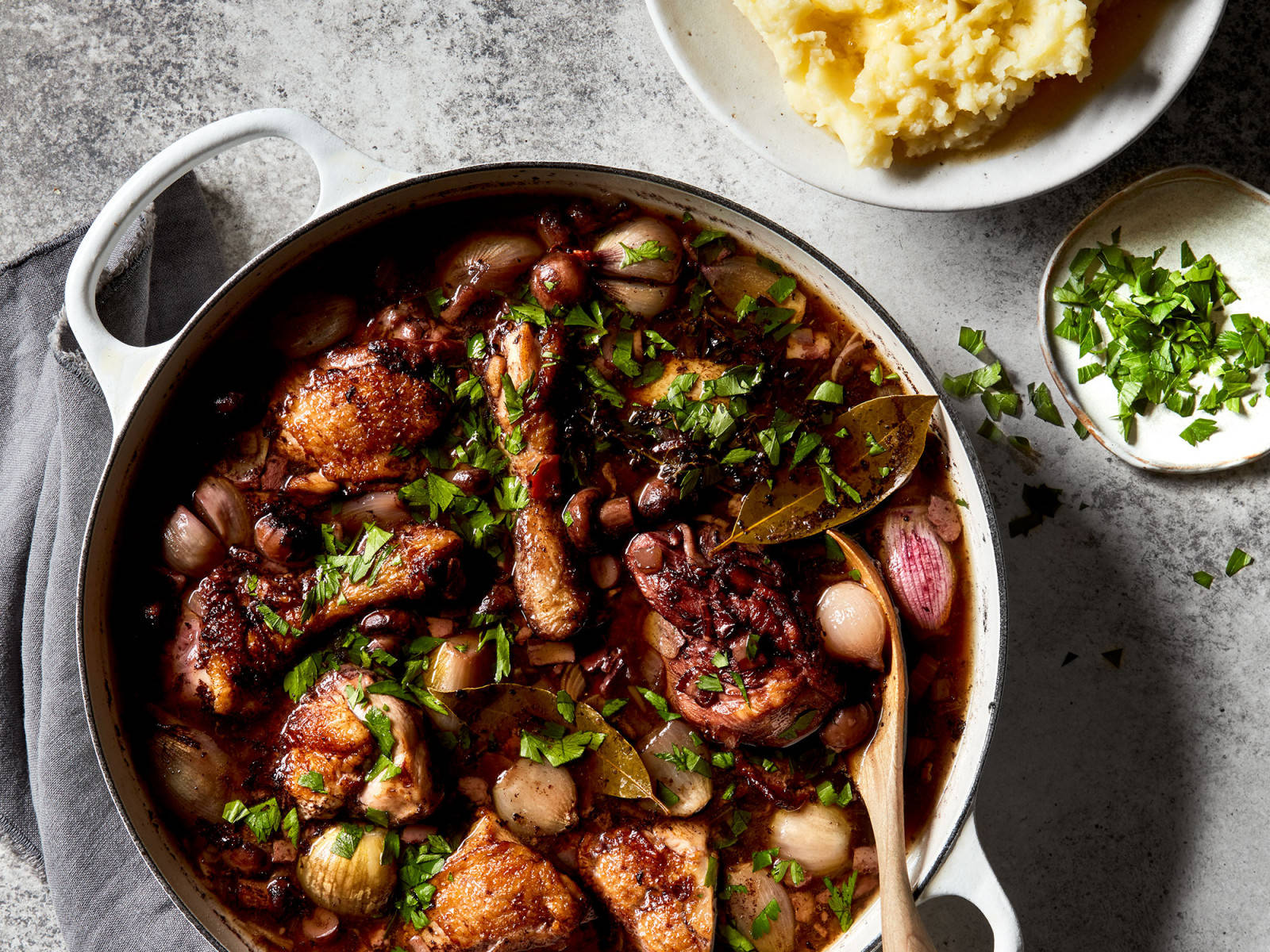 classic red wined coq au vin, white Dutch oven, chicken thighs, HD Desktop Wallpaper