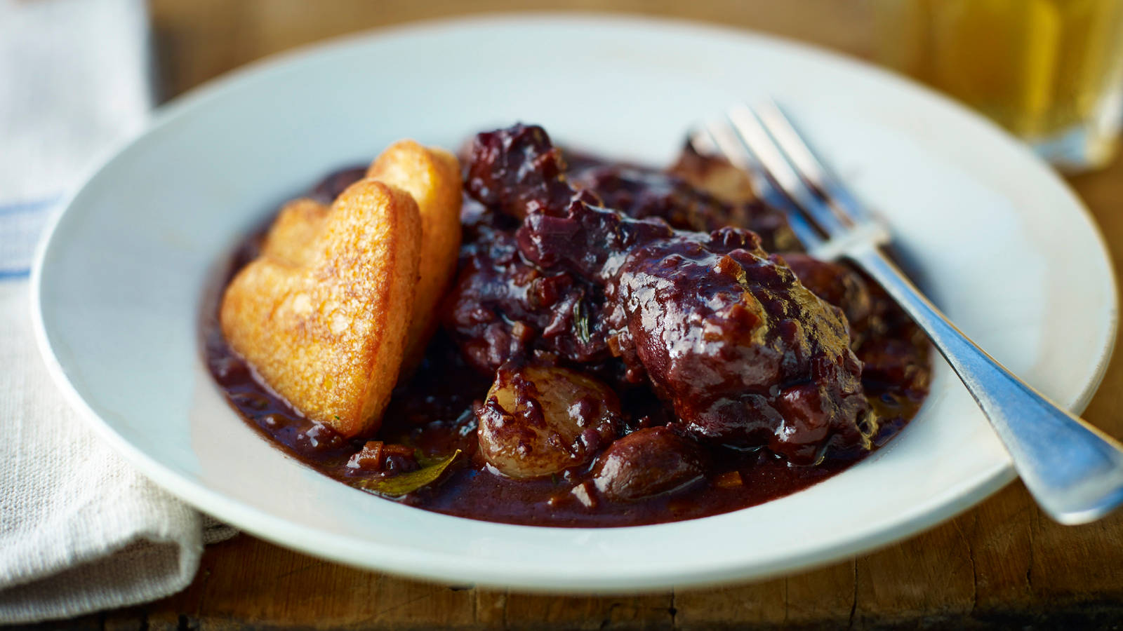Coq Au Vin, dark red beef stew, golden heart-shaped toast, HD Desktop Wallpaper