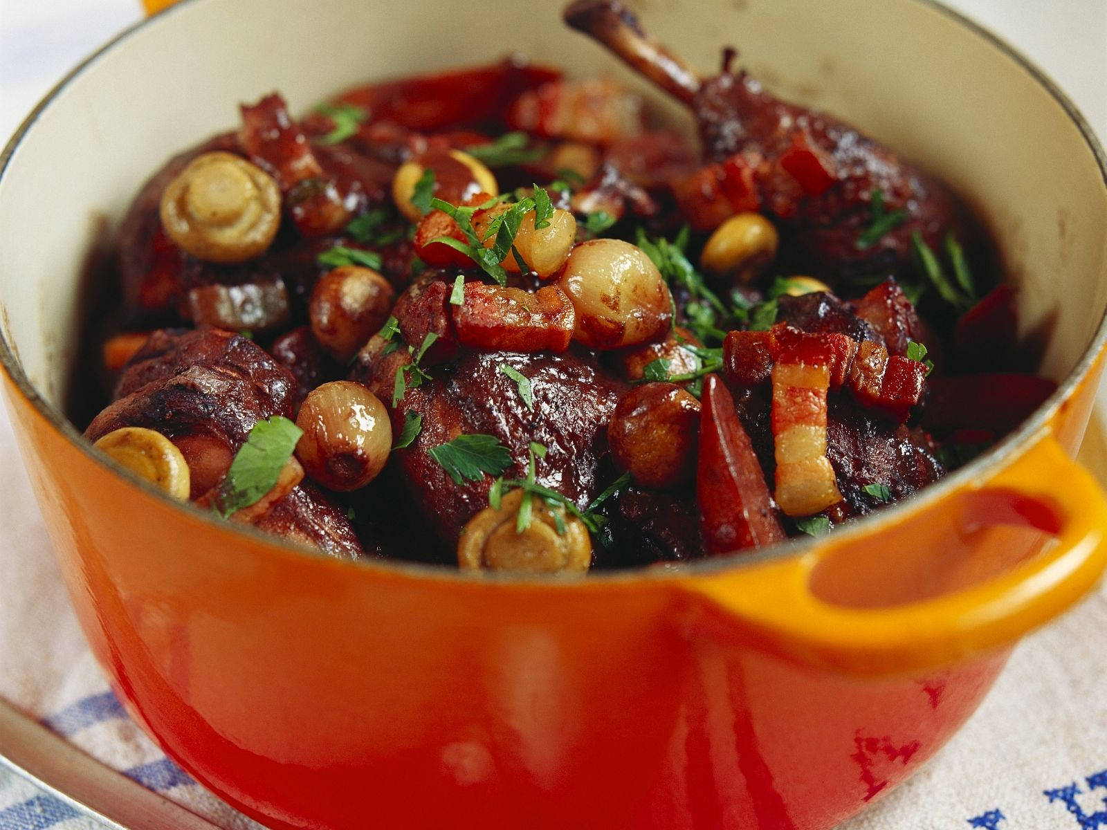 velvety textured coq au vin, duck legs, mushrooms, HD Desktop Wallpaper