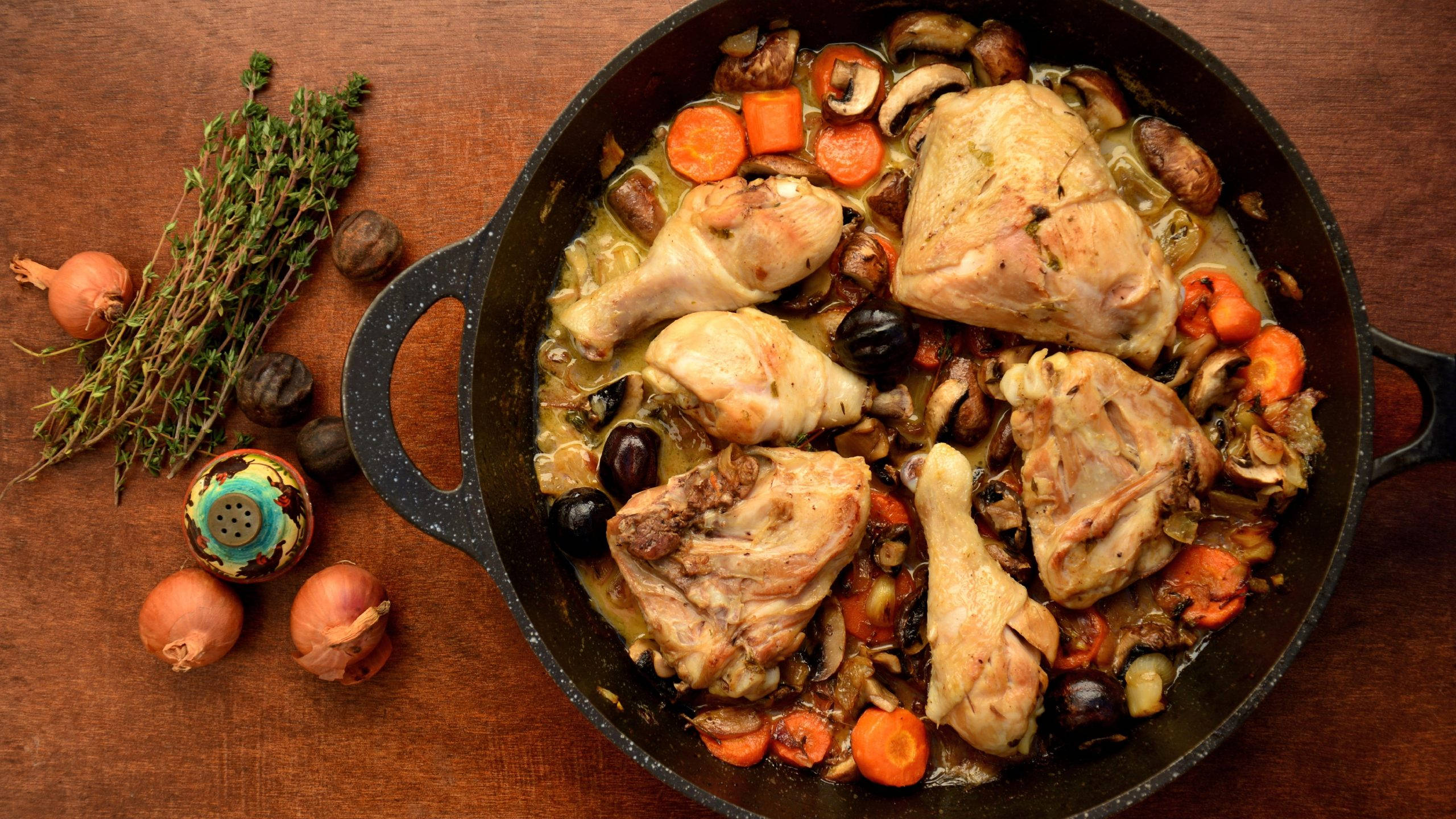 Coq Au Vin, cast iron skillet, golden chicken thighs, 2K Desktop Wallpaper