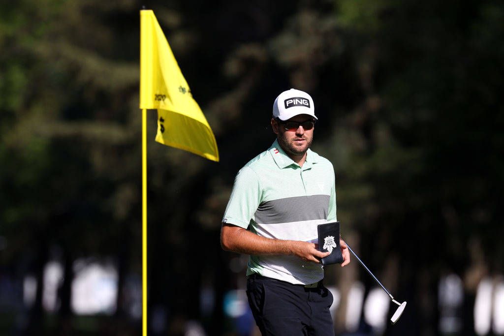 Corey Conners, yellow flag, light green striped shirt, SD Desktop Wallpaper