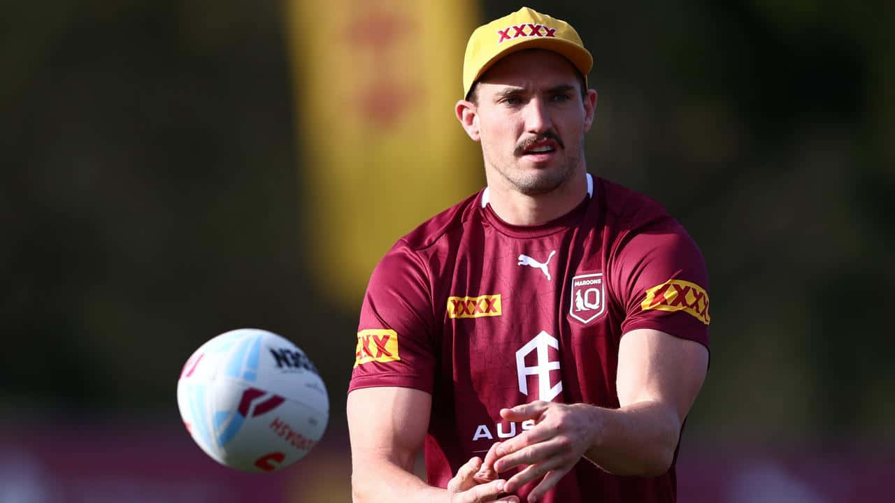 Corey Oates, maroon jersey, yellow cap, HD Desktop Wallpaper