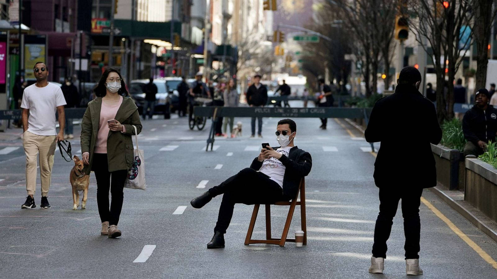 Pandemic, Urban street, People wearing masks, HD Desktop Wallpaper