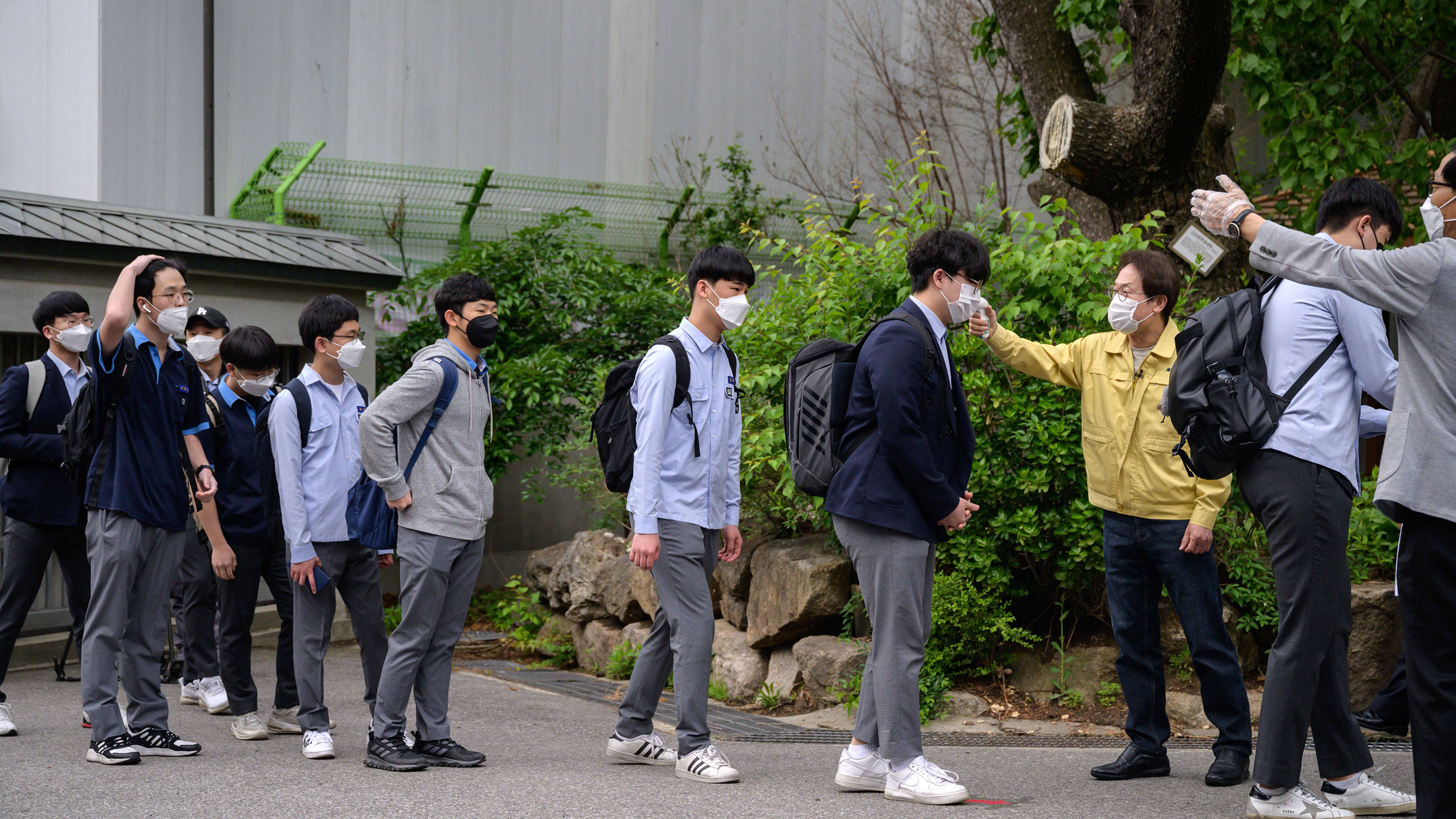 woman wearing a protective face mask, school uniforms, masks, 2K Desktop Wallpaper