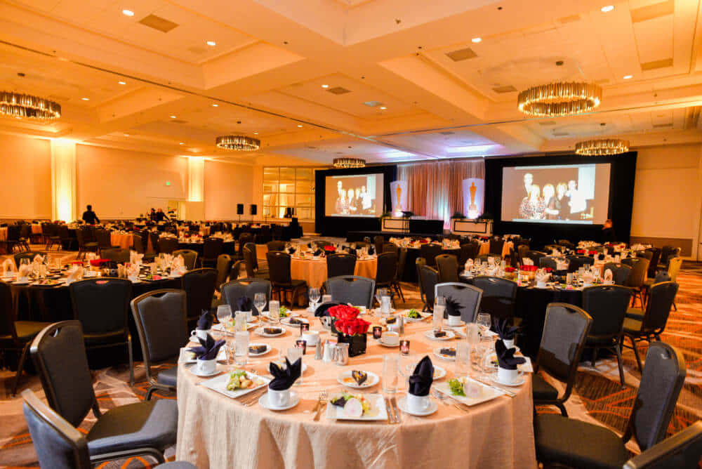 Corporate Event, banquet hall, round tables, SD Desktop Wallpaper