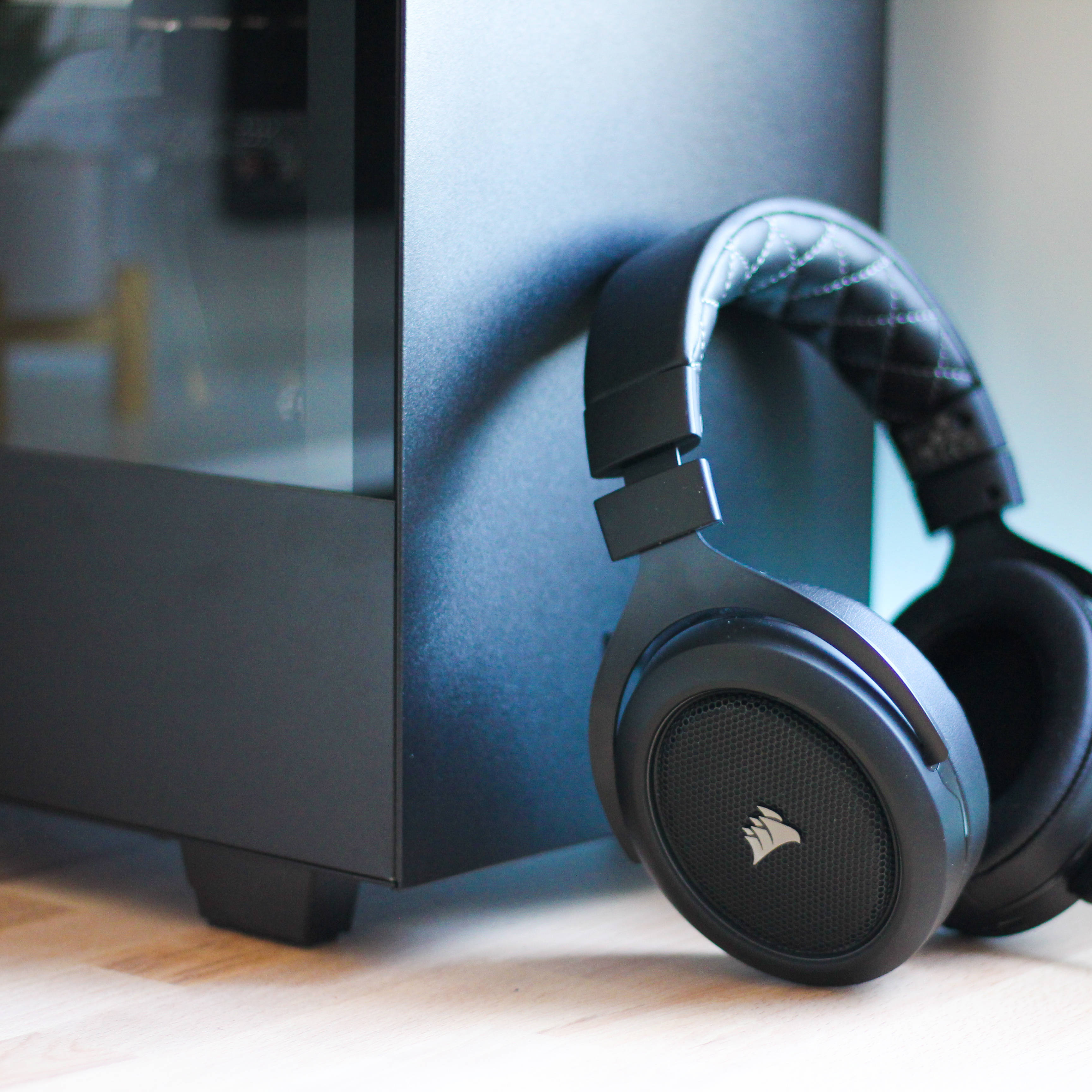 Corsair, black over-ear headphones, quilted headband, 2K Desktop Wallpaper
