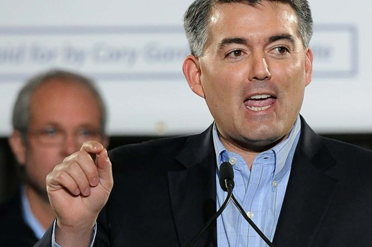 Cory Gardner, dark suit, blue shirt, SD Desktop Wallpaper