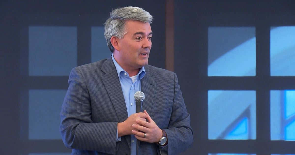 Cory Gardner, checkered suit, microphone, SD Desktop Wallpaper