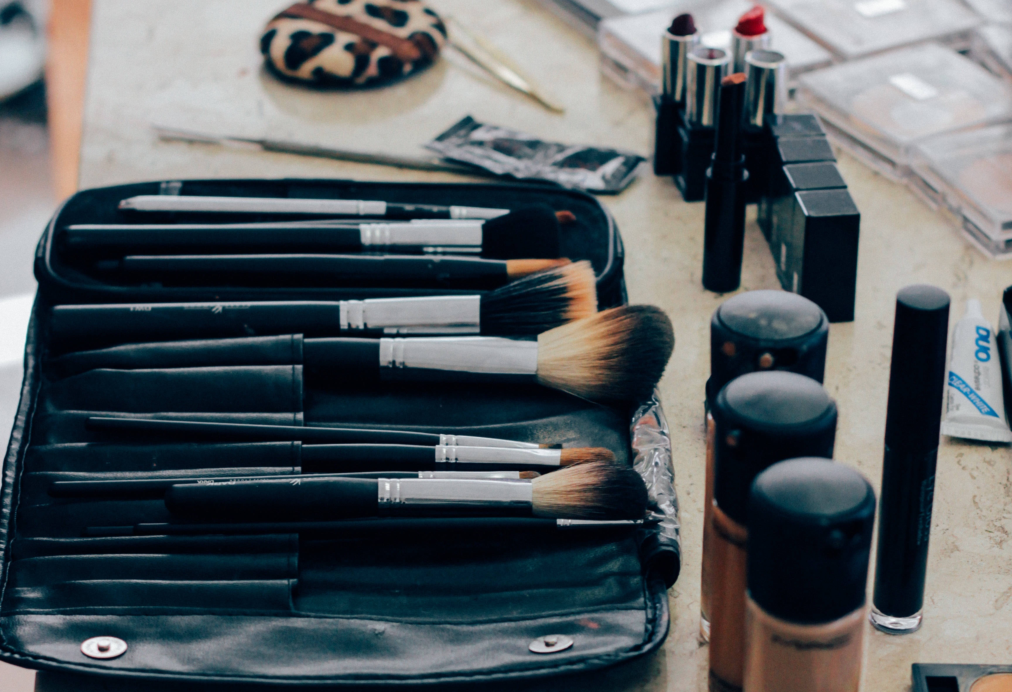 makeup brushes, lipsticks, foundation bottles, 2K Desktop Wallpaper