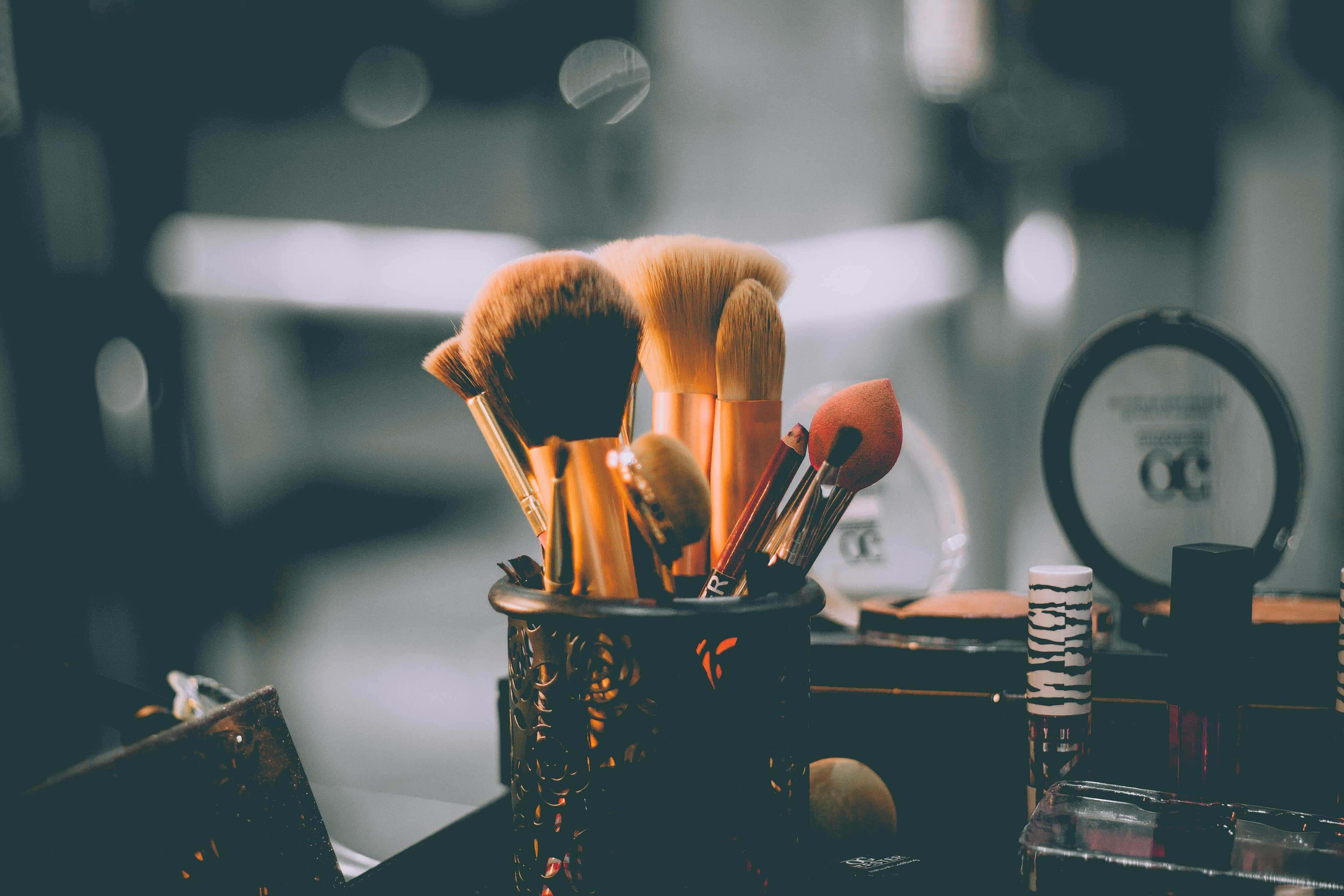 elegant makeup brushes set, dark holder, compact powders, 4K Desktop Wallpaper