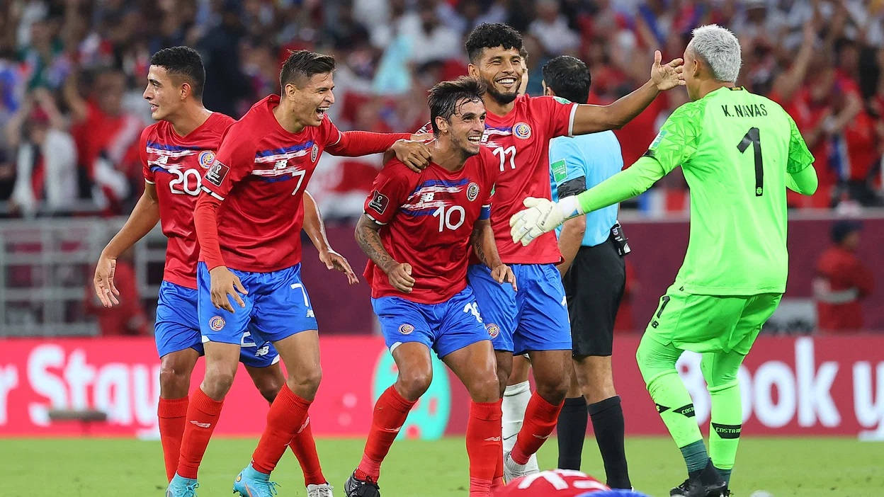 Costa Rica National Football Team, red jerseys, vibrant green pitch, SD Desktop Wallpaper