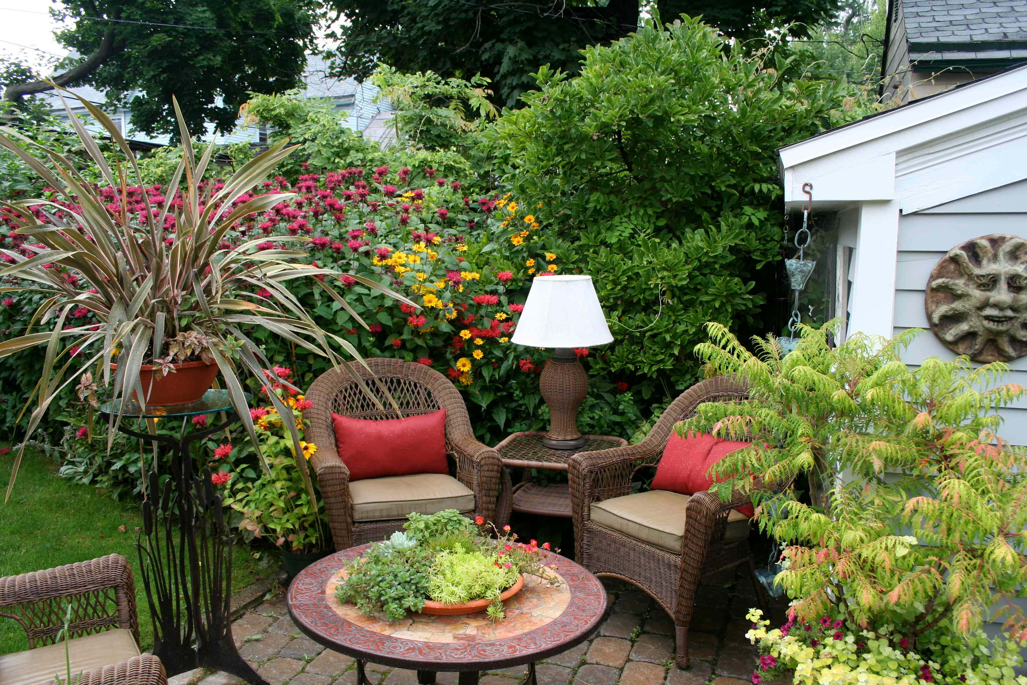 Cottage Garden, wicker chairs, red cushions, 2K Desktop Wallpaper
