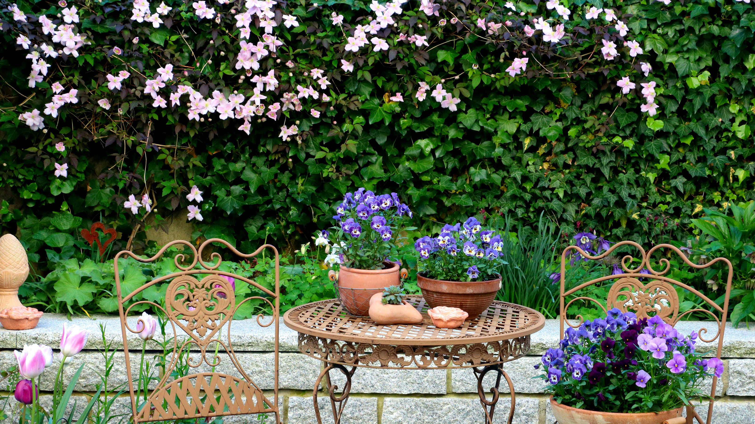 cottage garden, ornate metal chairs, table, 2K Desktop Wallpaper