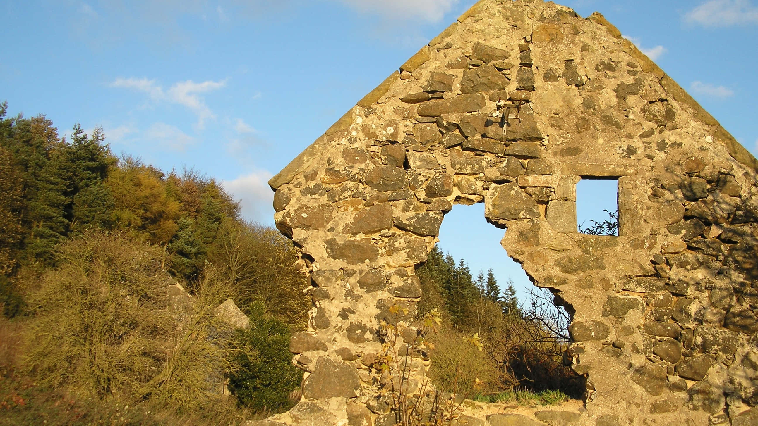 cottage ruin, stone ruin, jagged window frames, 2K Desktop Wallpaper