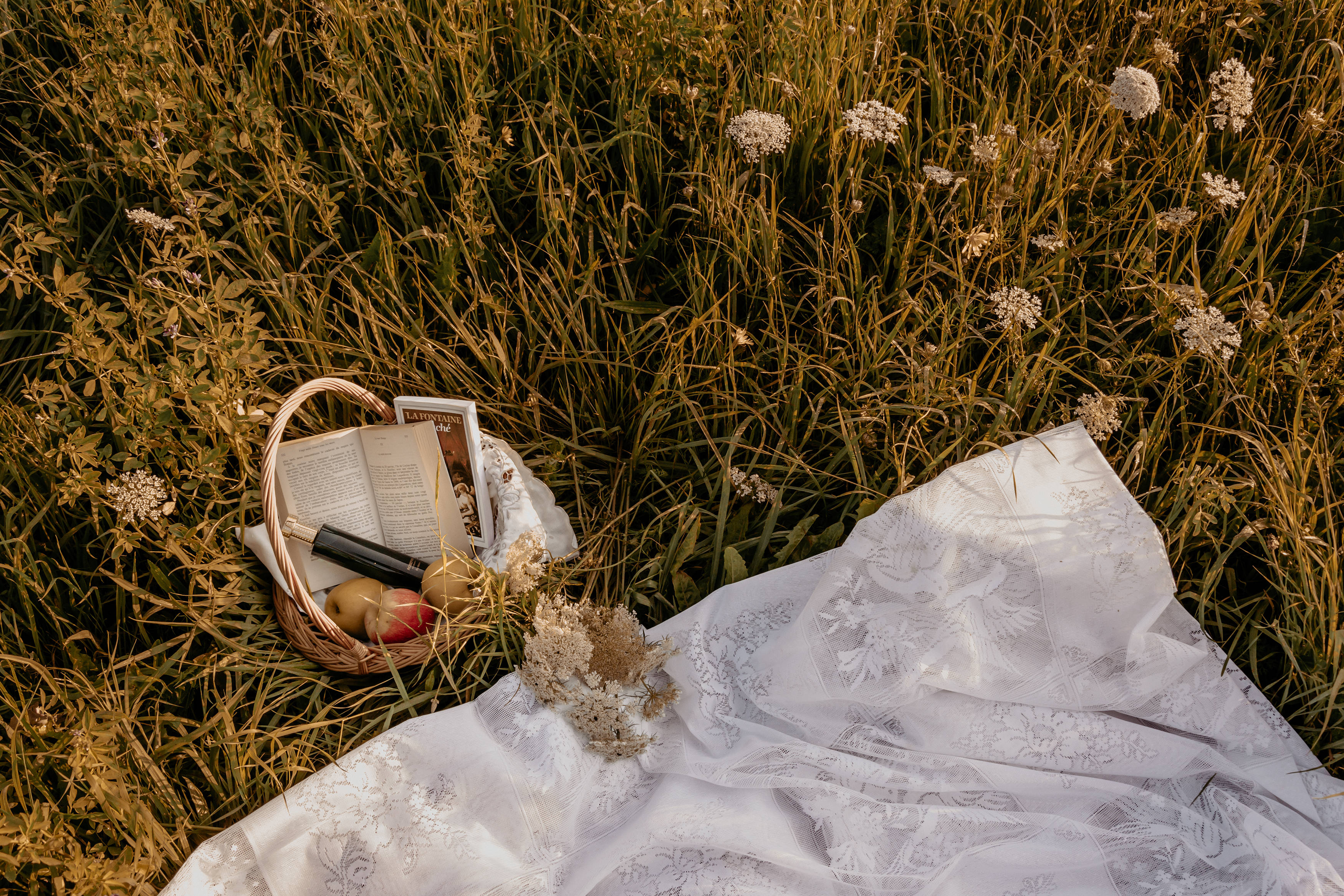cottagecore, wicker basket, white lace blanket, 2K Desktop Wallpaper