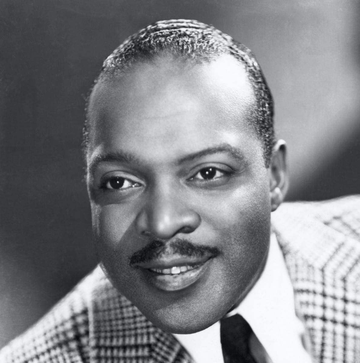Count Basie, black and white portrait, smiling man, SD Phone Wallpaper