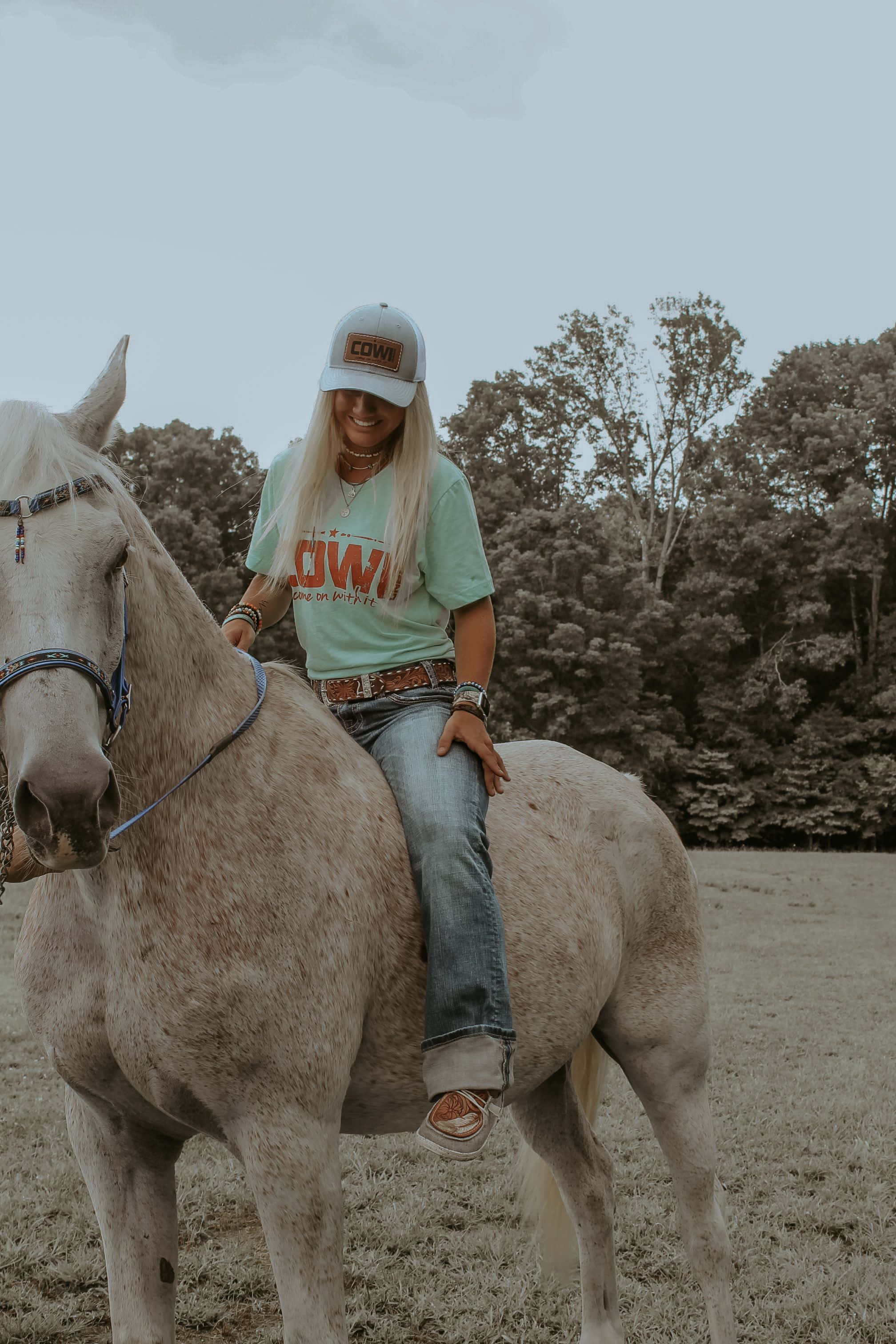country girl, cowgirl hat, light gray horse, 2K Phone Wallpaper