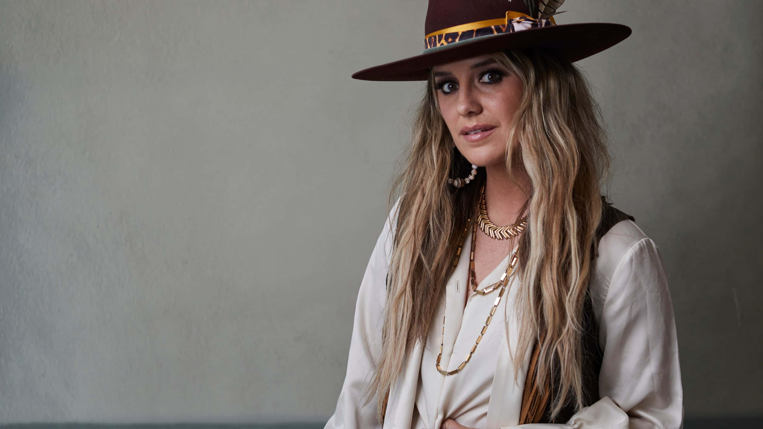 bohemian country music artist, brown hat, patterned band, 2K Desktop Wallpaper