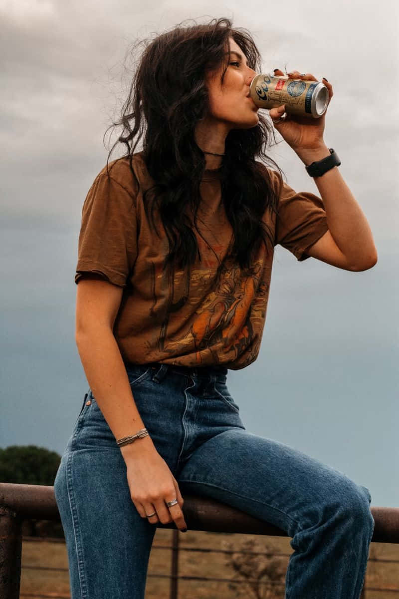 country girl, dark wavy hair, patterned can, SD Phone Wallpaper