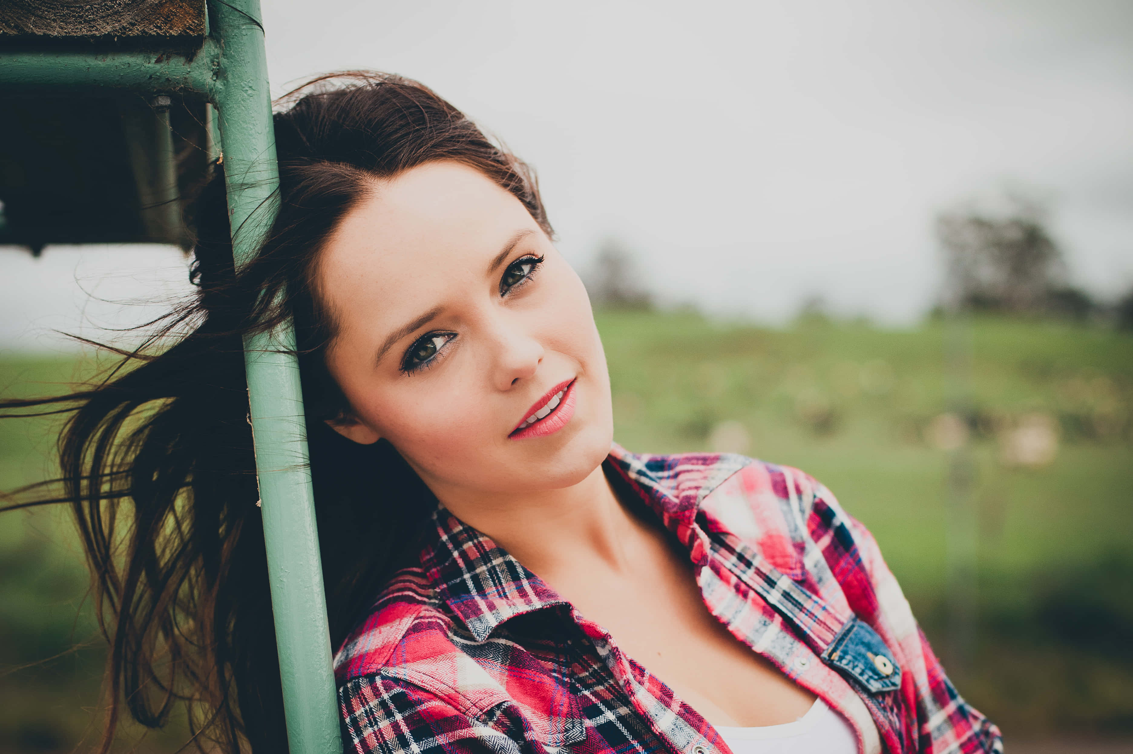 country chic woman, red plaid shirt, green pole, 2K Desktop Wallpaper