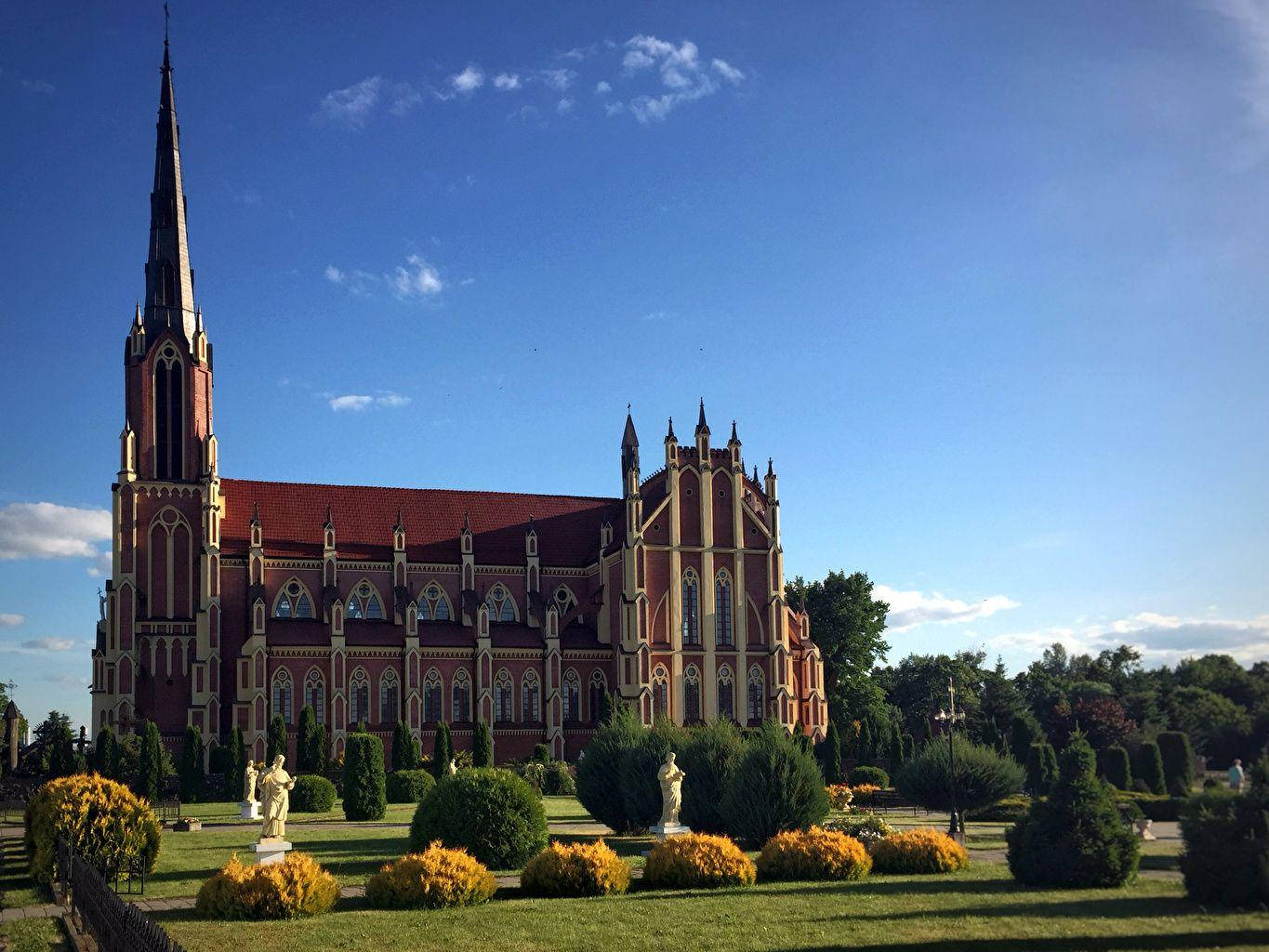 vintage belarus castle garden, red brick Gothic church, tall spire, HD Desktop Wallpaper