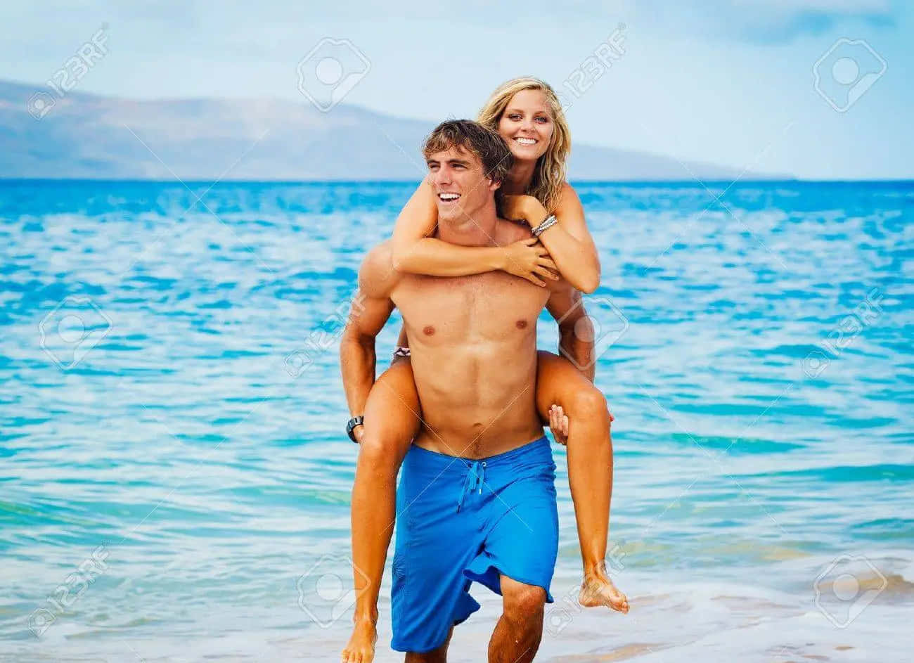 couple, beach, piggyback, HD Desktop Wallpaper