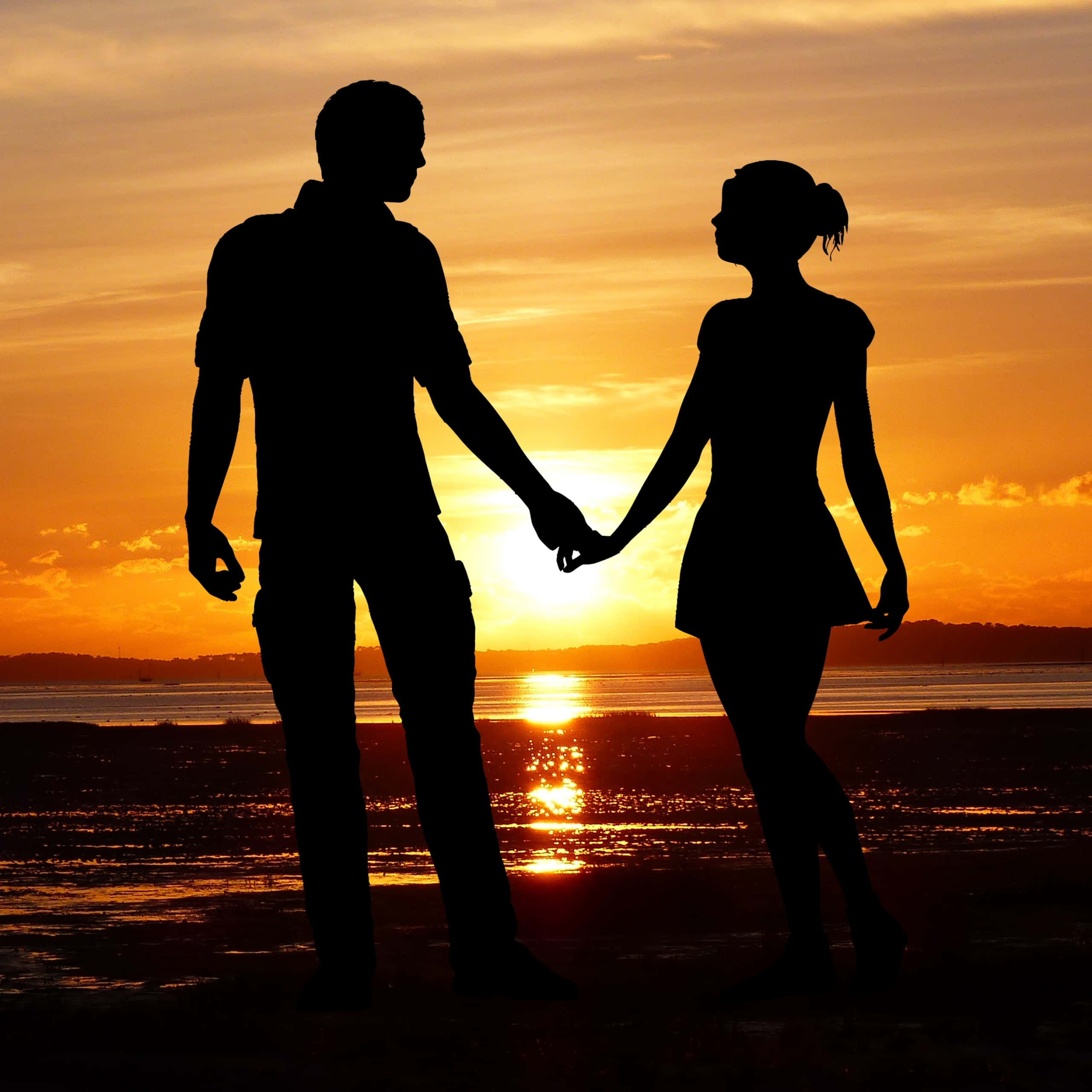couple, beach, holding hands, 2K Desktop Wallpaper