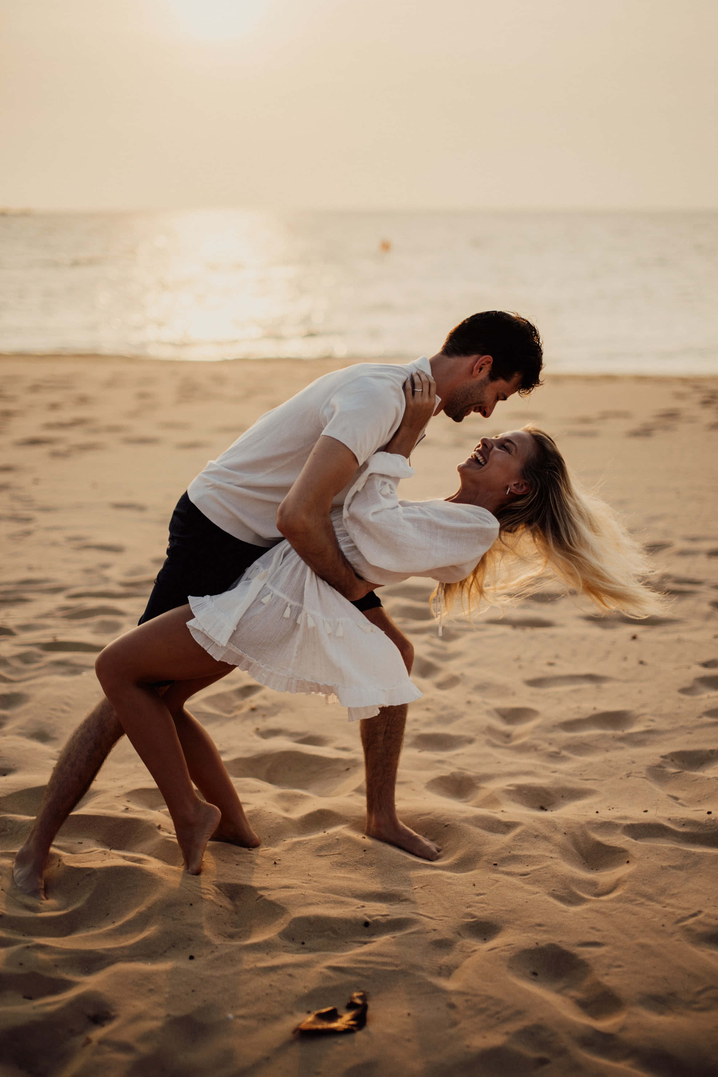 couple, beach, golden sunset, 2K Phone Wallpaper