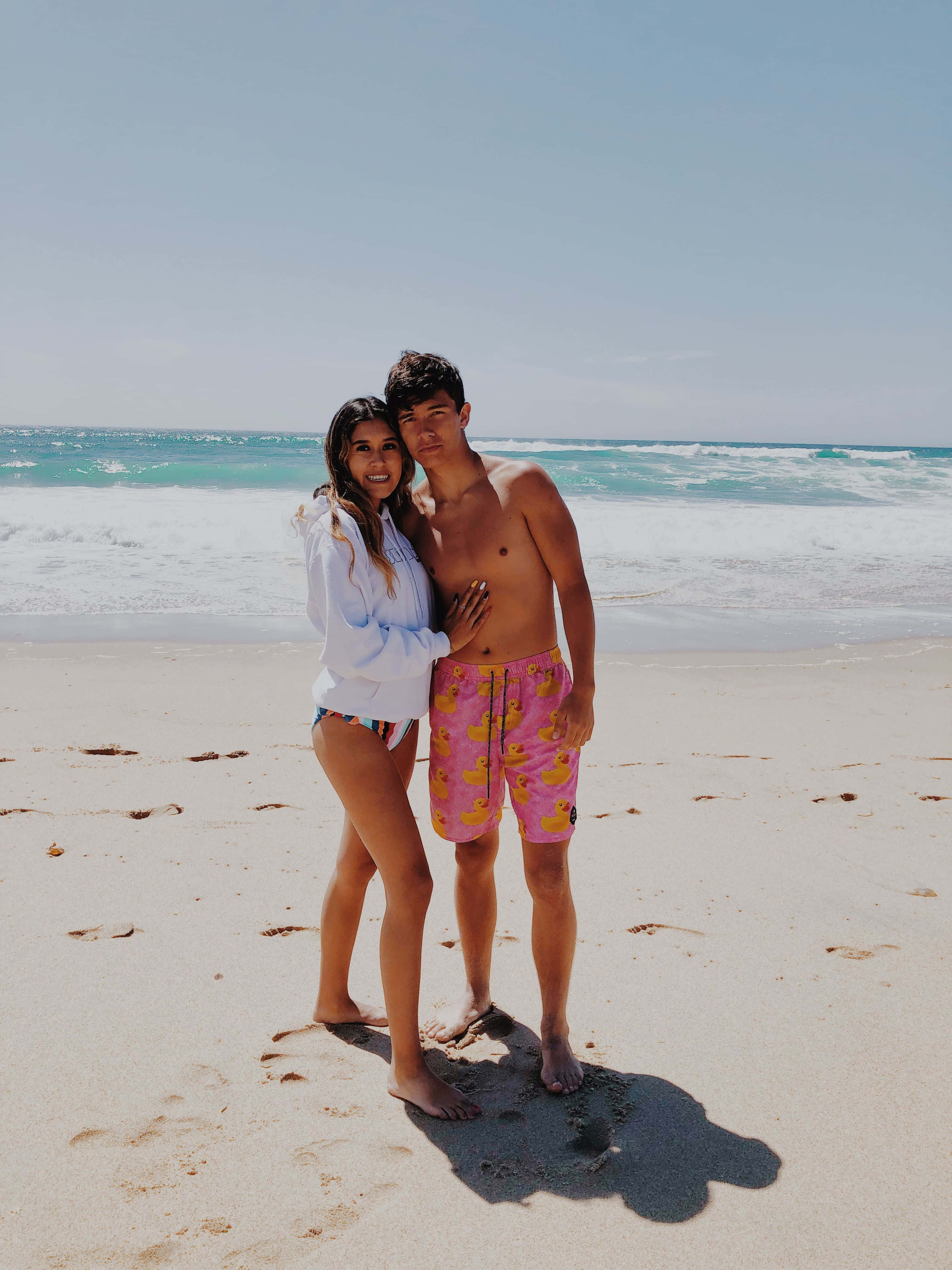 couple, beach, sunny, 4K Phone Wallpaper