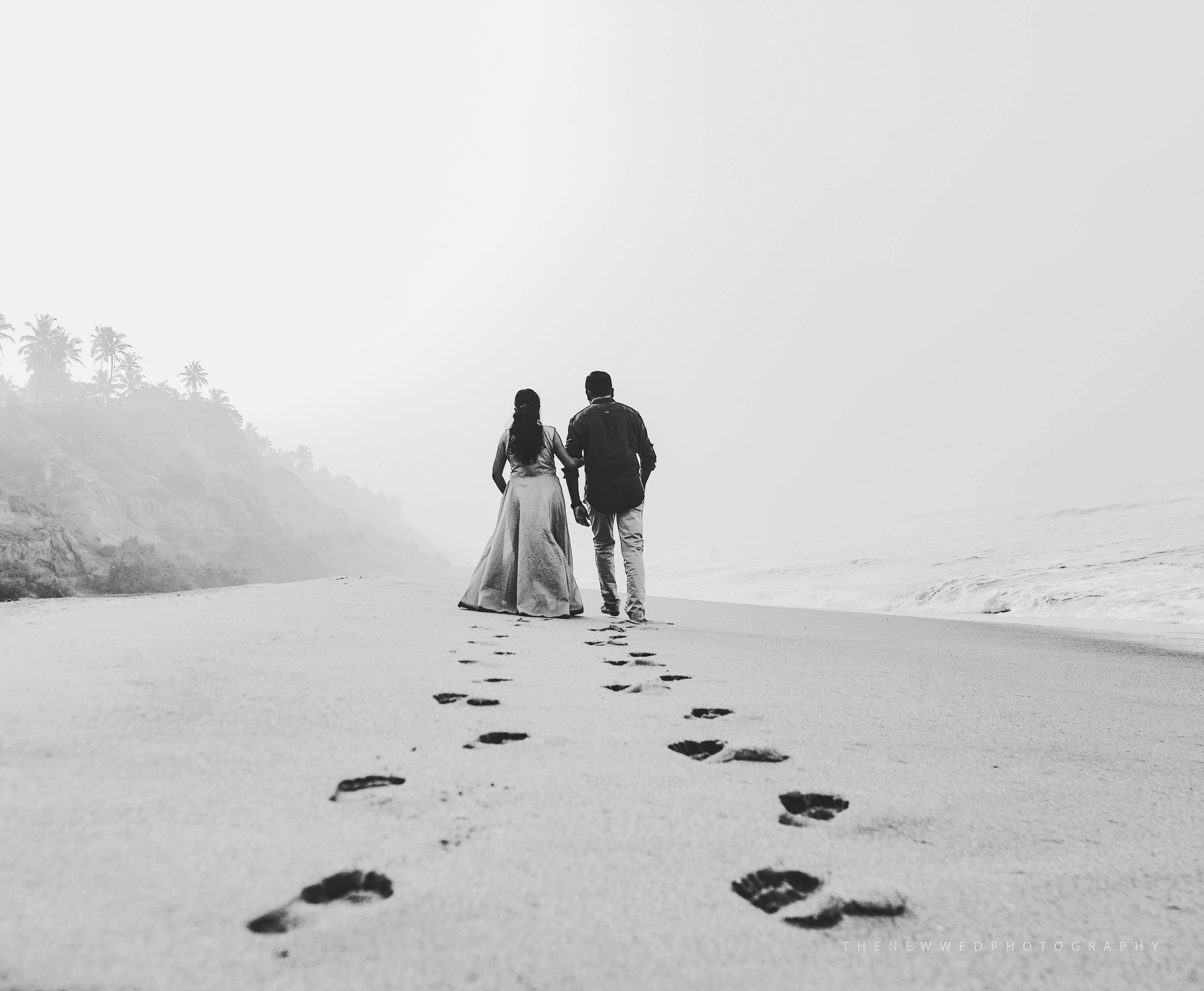 Lovers Footprints On The Sand, foggy beach, footprints in the sand, 4K Desktop Wallpaper