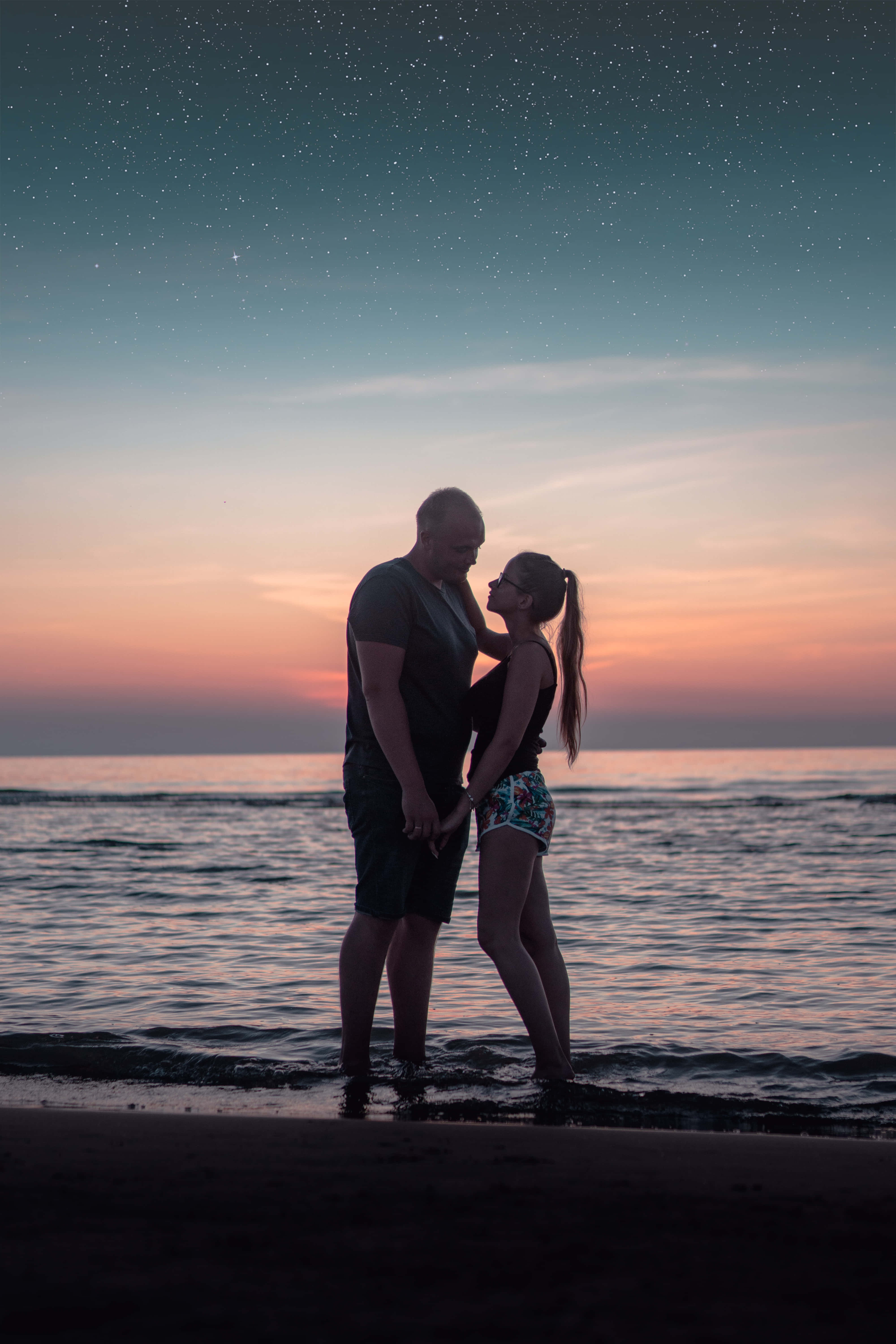 couple, beach, twilight, 5K Phone Wallpaper