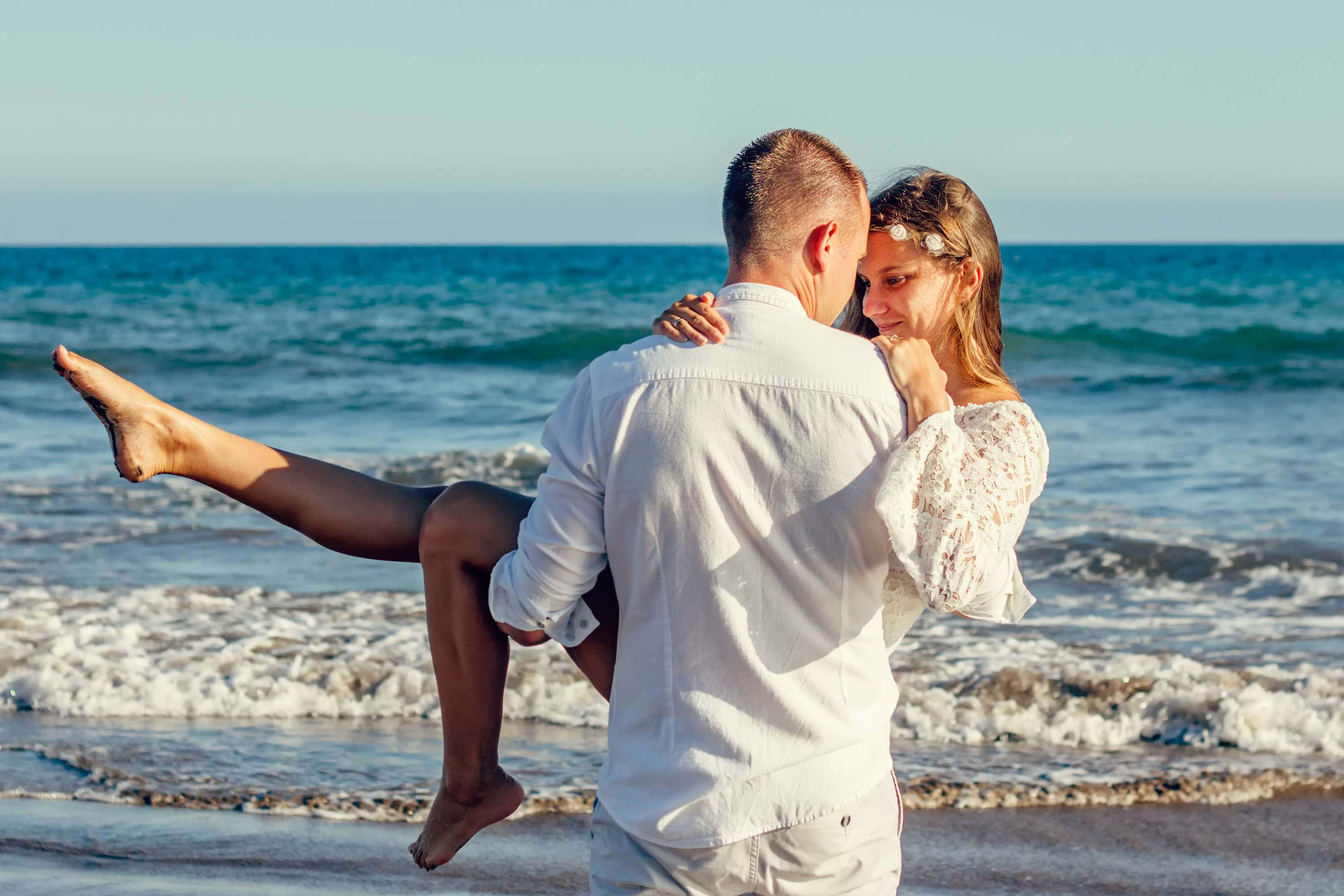 Lovers Carry Couple At Beach, sunlit beach, turquoise waves, 2K Desktop Wallpaper